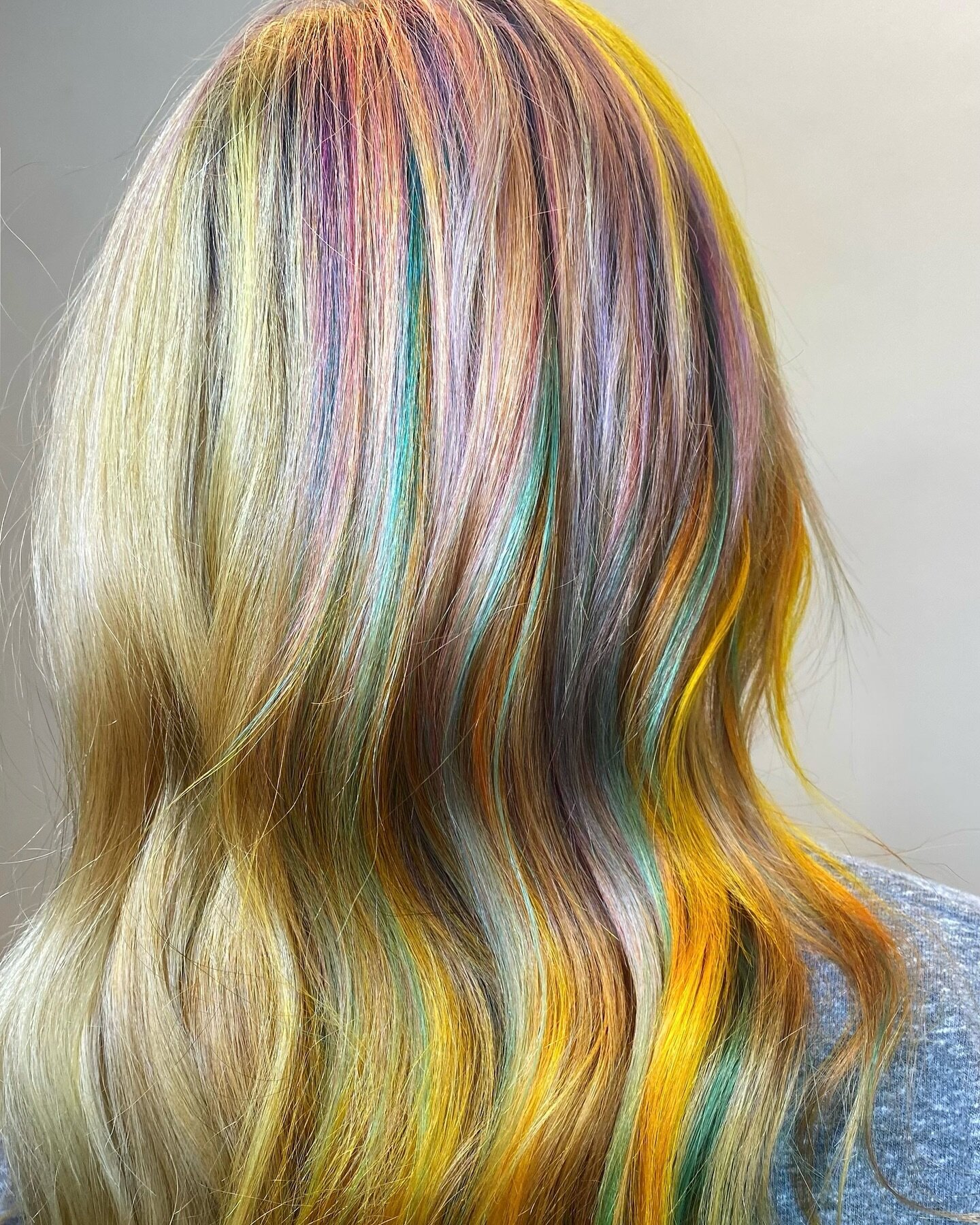 🧚&zwj;♀️ Fairy hair, but make it a split dye 🧚&zwj;♀️
Thanks for always giving me creative freedom when ya can @kellie_elizabeth23 🖤🖤🖤

#btconeshot2024_creativecolor #btconeshot2024_colorblocking #pulpriothair #pulpriot #sharethelex #kentuckykic