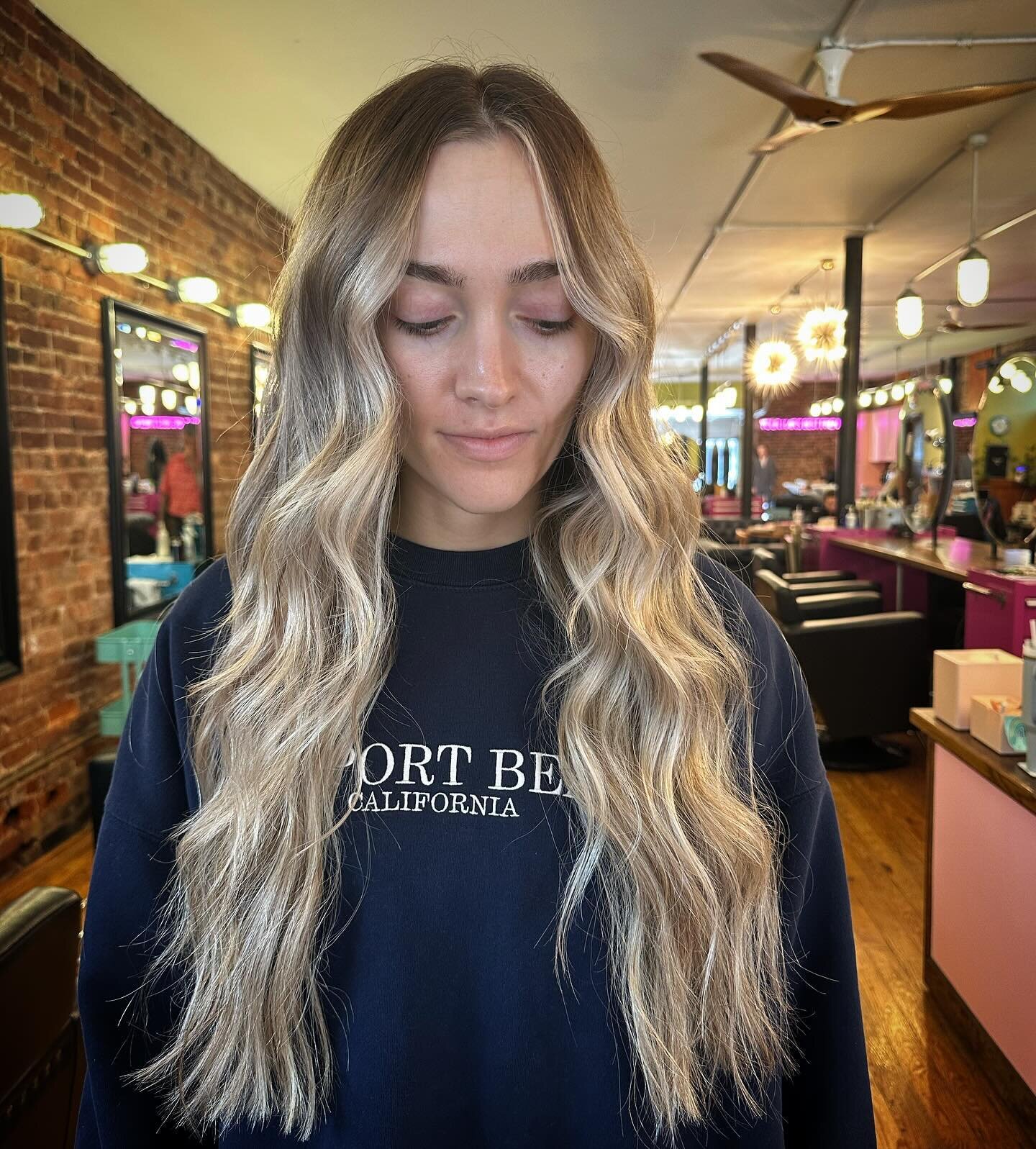 That blend though &gt;&gt;&gt; 

heavy highlight &mdash;&gt; reverse balayage. 

Sometimes adding dimension back into the hair can make the blonde really pop! 

#dimensionalblonde #blonding #balayage #reversebalayage #universityofky #hairthelex #shar