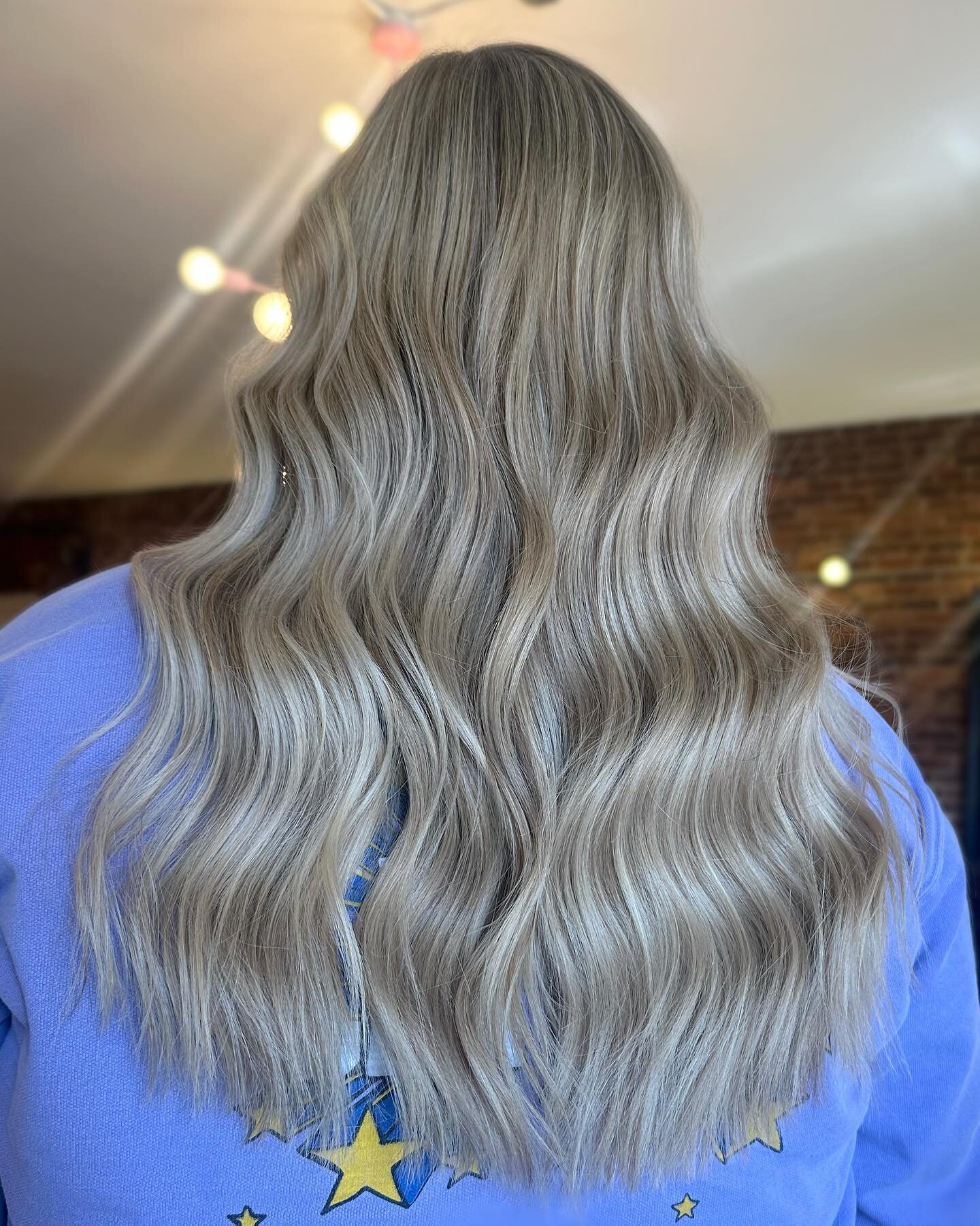 Now is the time to make those appointments for your spring and summer blondes ☀️ I&rsquo;m booking out for color until late March so make sure you snag yourself a spot! 

#lex #lexky #lexington #lexingtonky #lexingtonhairstylist #lexingtonhair #kyhai