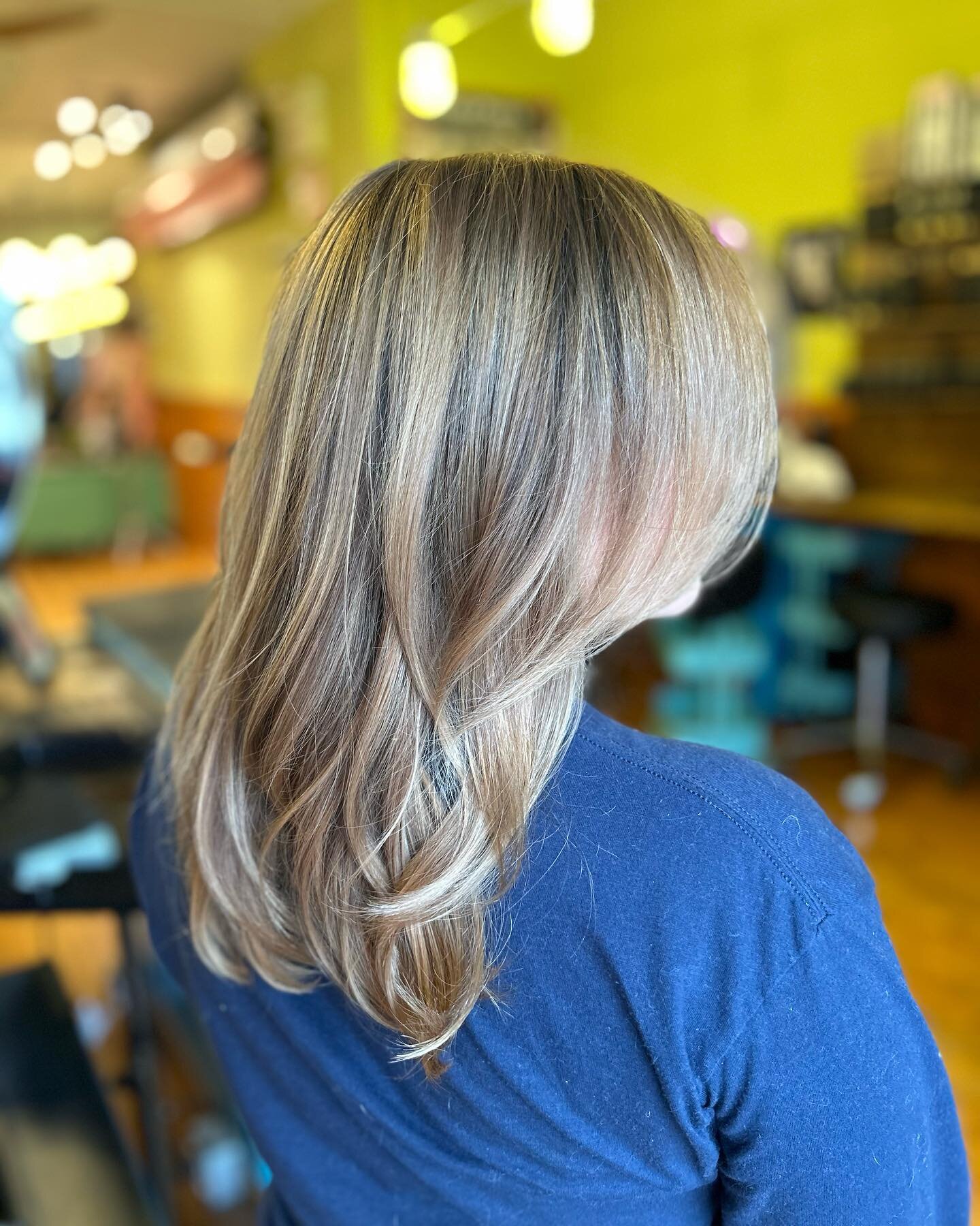 Dimensional blonde is a year round thing &hearts;️

#wellahair #wellaprofessional #blondebalayage #highlight #professionalhairstylist #lexingtonkentucky #kentuckyhairs