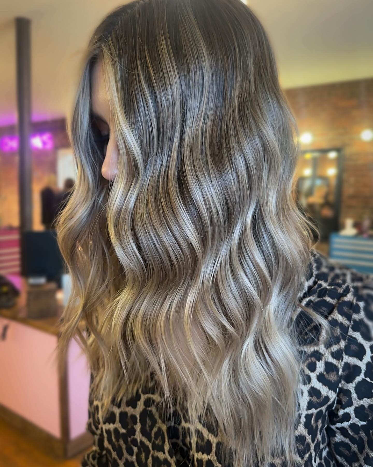 This color is everythinggg. 🤩

#chachasalon #lex #lexky #lexington #lexingtonky #lexingtonhairstylist #lexingtonhair #ky #kyhairstylist #kyhair #universityofkentucky