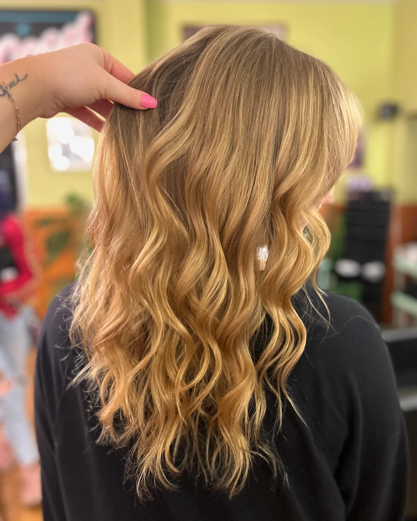 Time to start your summer blonde☀️
&bull;
&bull;I have LOTS of availability for the upcoming spring, Can&rsquo;t wait to see you guys in my chair!!🫶🏻

#blonde #chachaslexington #chachaslex #spring