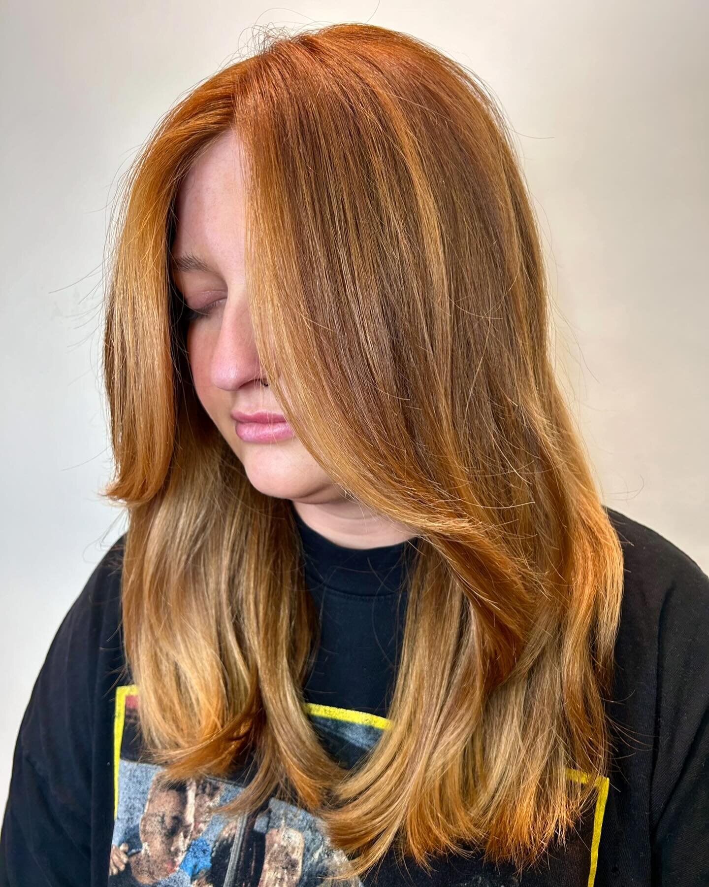 Show me the money honey! All about our money piece this season 🫰

#balayagehighlights #moneypiece #paintedhair #copperhaircolor #professional #prodessionalhairstylist #wellahair #salon #lexingtonkentucky #springhaircolor #copperhair #hairgoals