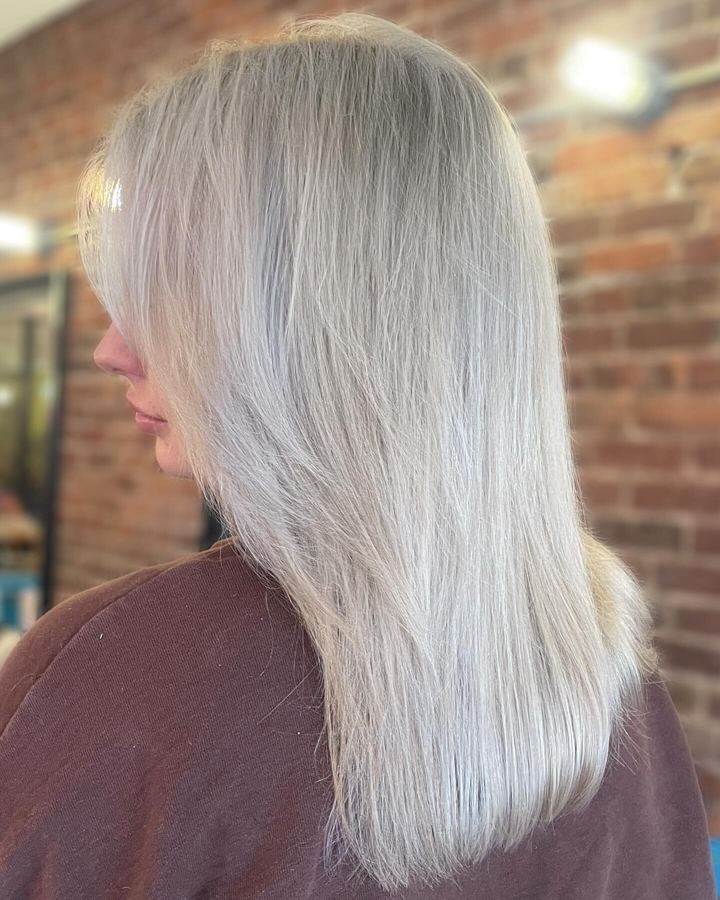 Is your stylist gaslighting you? Telling you that your very clearly brassy hair is &ldquo;ashy&rdquo;? 
No biggie. Come sit in my chair and let&rsquo;s get you where you want to be 🩵 
Swipe for before 🩵
#blonde #lexingtonblonde #sharethelex #lexing
