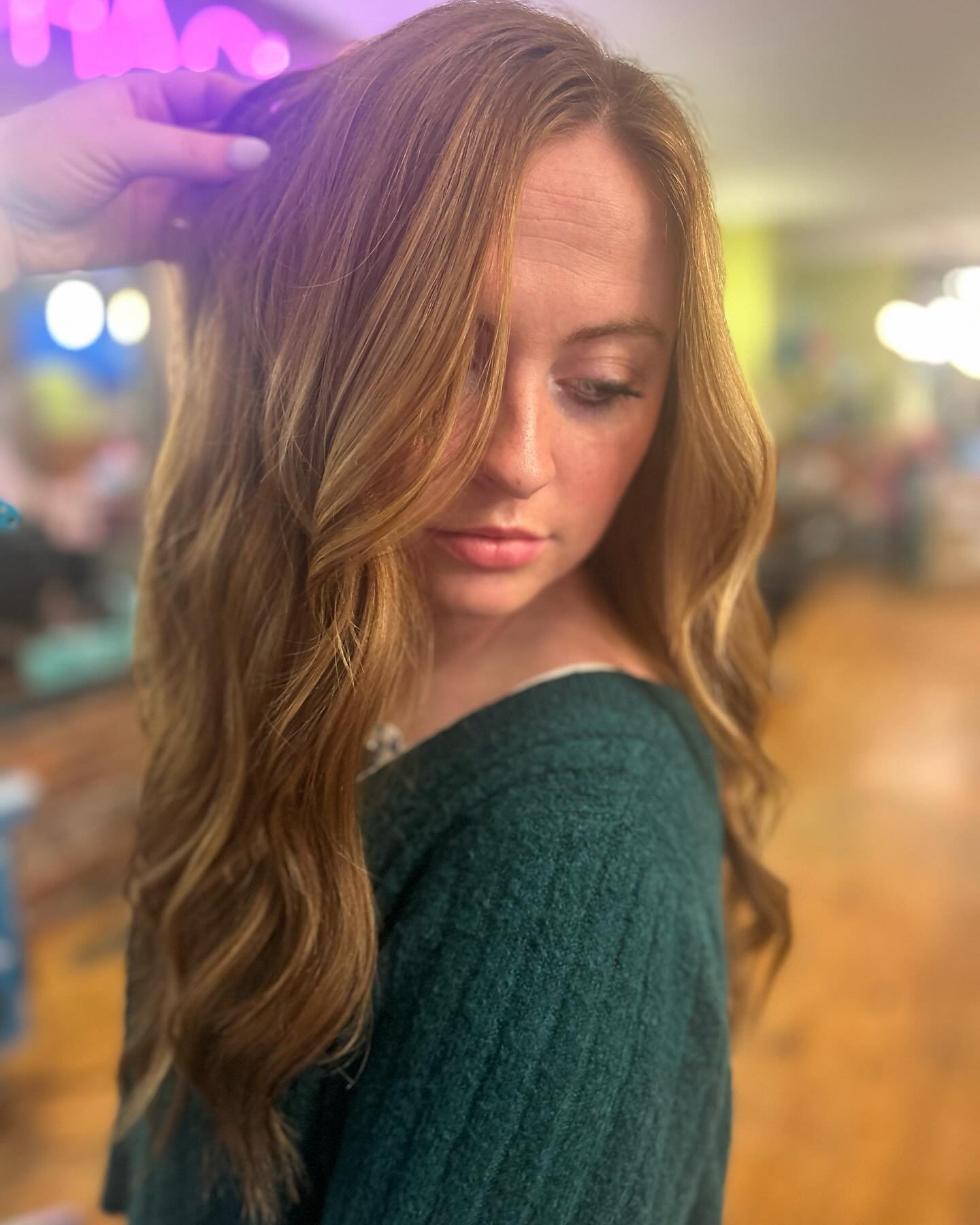 I might be biased&hellip; but a dimensional redhead might be the way to my heart🫶🏻
&bull;
&bull;#redhair #chachaslexington #chachaslex #summer