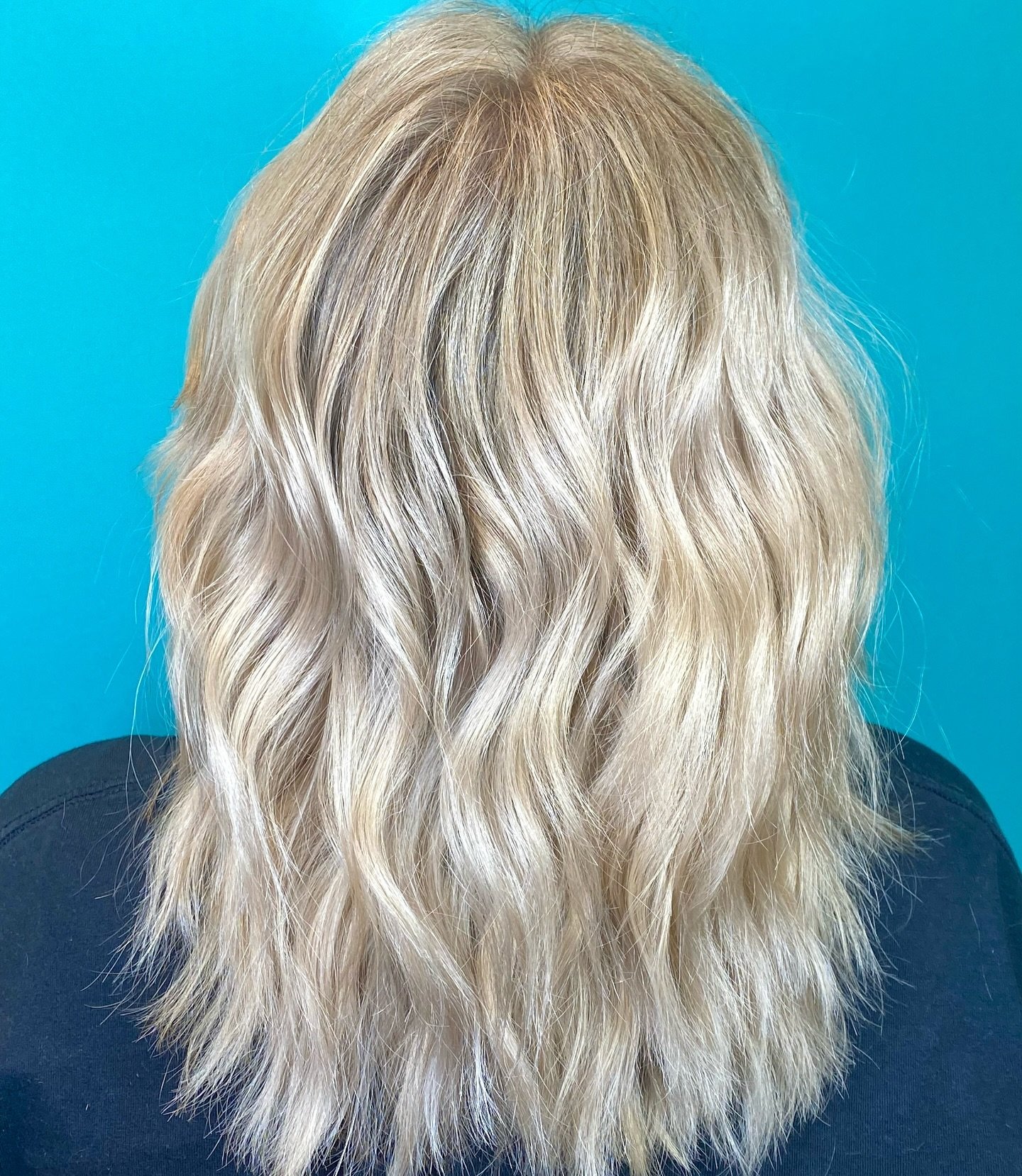 It&rsquo;s a beautiful day! Here&rsquo;s some beautiful highlighted hair and shaggy layers for the lovely @savxbenifield 🤘🏻🖤🤘🏻🖤🤘🏻

#sharethelex #kentuckykicksass #kentuckysmallbusiness #kentuckyproud #kentuckyhairstylist #kentuckyhair #lexing