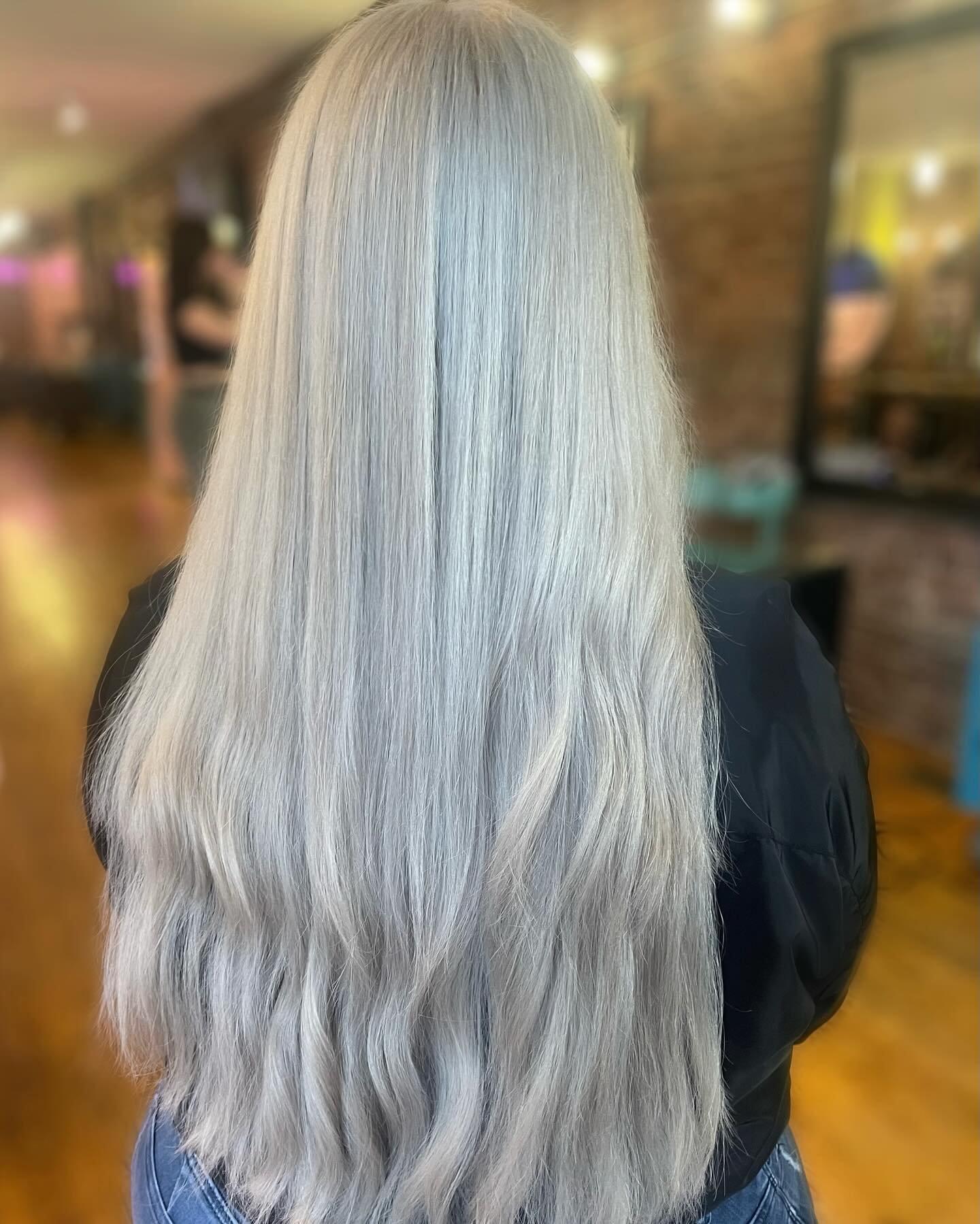 As the wise DJ Khalid said&hellip; &ldquo;Another one&rdquo; 
Swipe for before! 
This color correction gave me a run for my money today, but the end result is *chefs kiss* 💋 

#lexingtonkentucky #lexingtonky #sharethelex #colortransformation #blonde