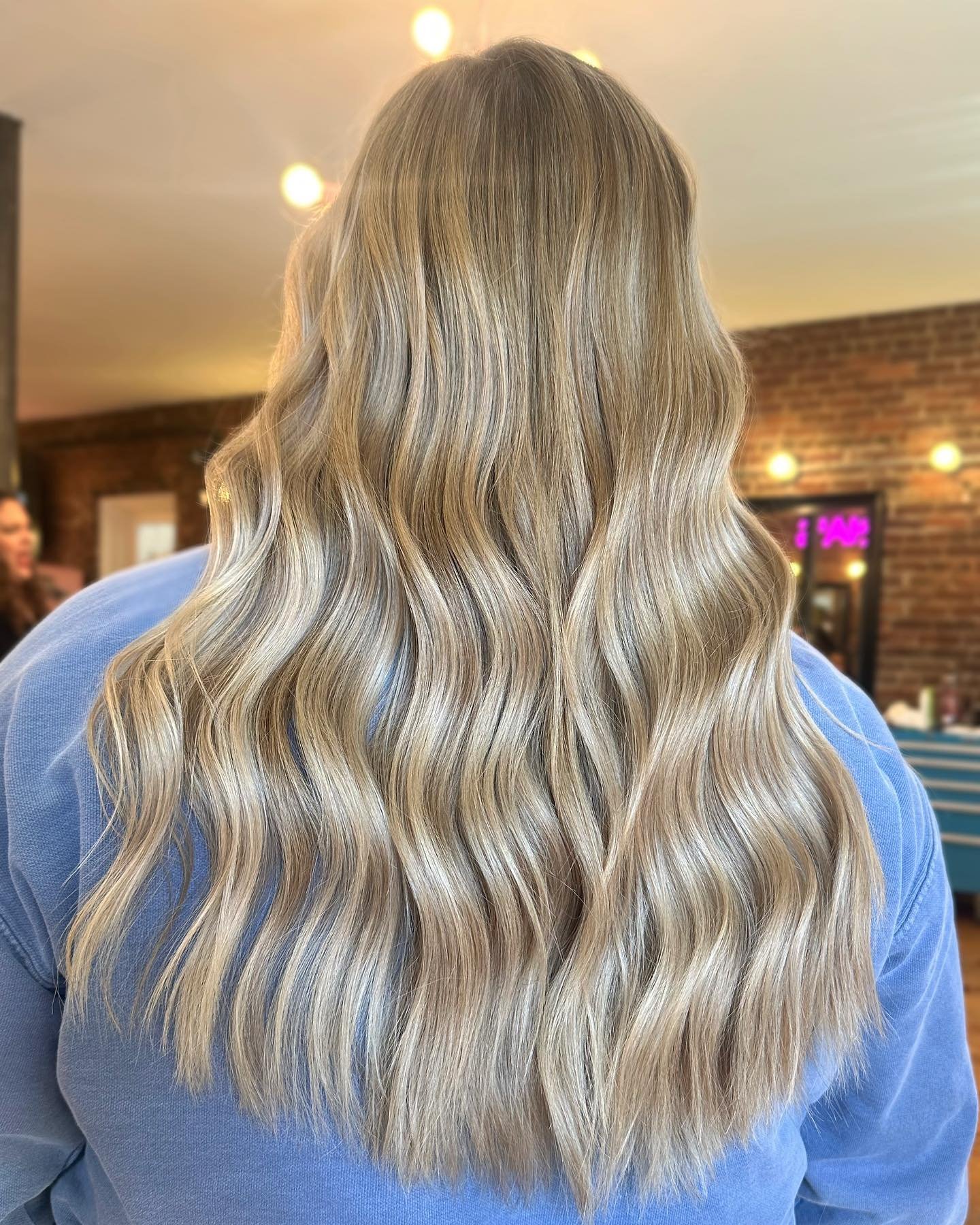 Bright blondes will never go out of style. ✨

#chachasalon #lex #lexky #lexingtonky #lexingtonhairstylist #lexingtonhair #kyhair #kyhairstylist #kentuckyhair #kentuckyhairstylist #universityofkentucky