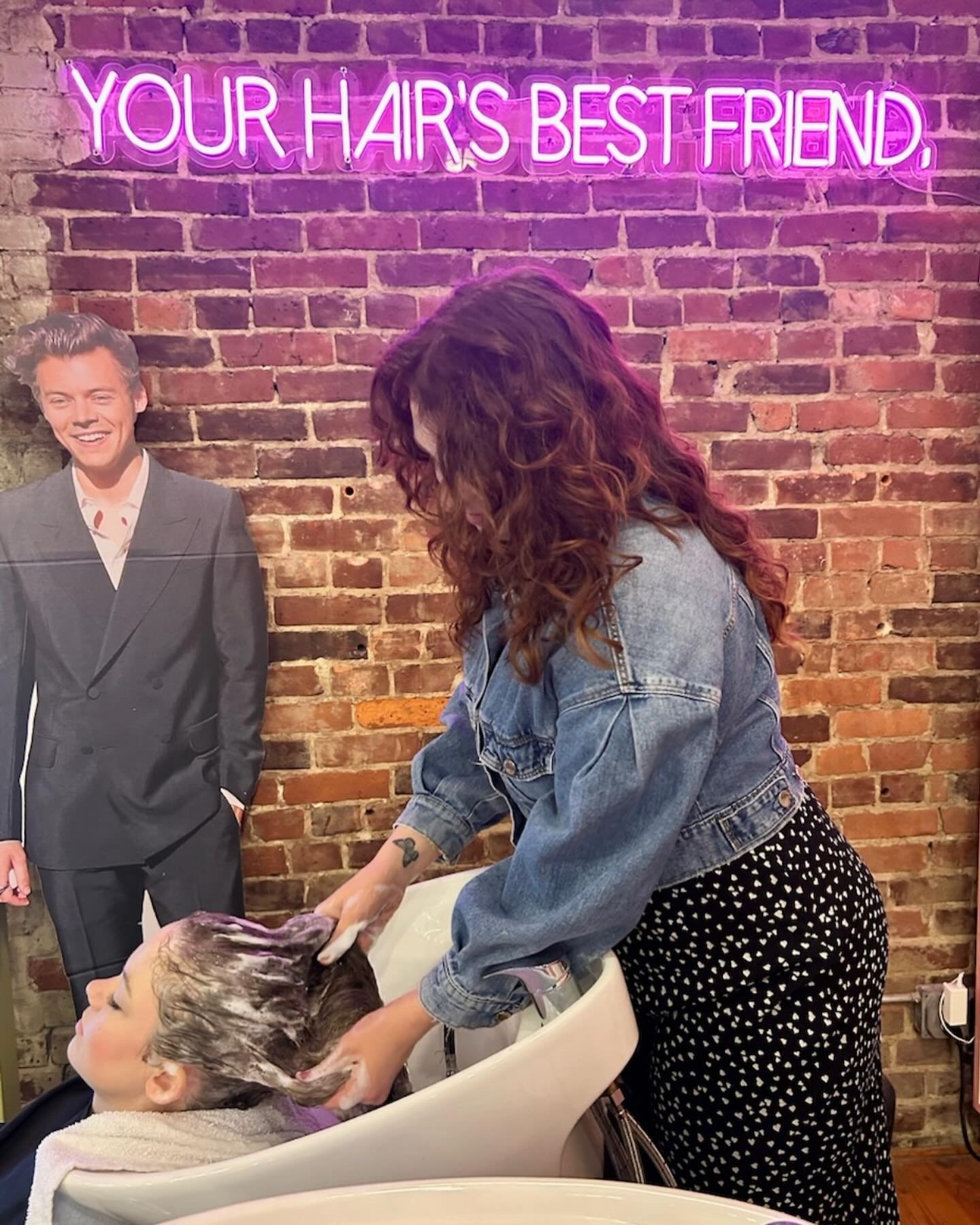 Can we all agree that the best part of each service is the scalp massage ? 👋🫰 

#kentuckyhairs #kentuckyhairstylist #lexingtonkentucky #salon #salonchacha #universityofkentucky #girltherapy