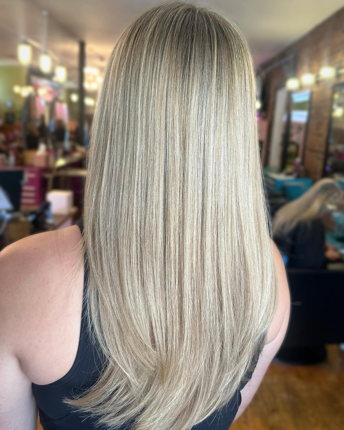 Your blonde should look just as blended &amp; even straight as it does curled 🙌🏻 

#chachasalon #lex #lexky #lexington #lexingtonky #lexingtonhair #lexingtonhairstylist #ky #kyhair #kyhairstylist #universityofkentucky