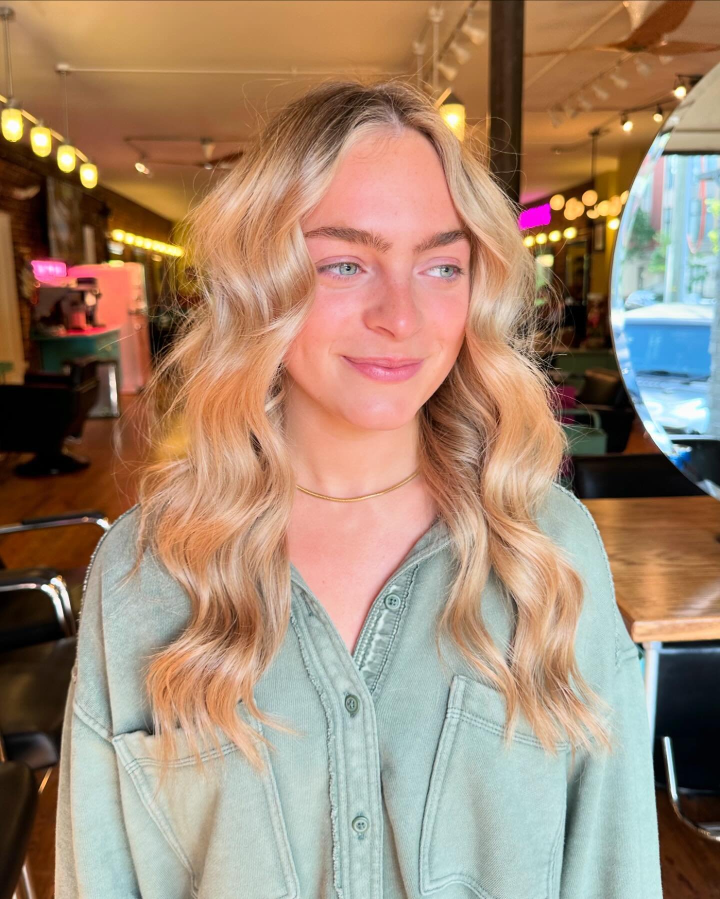 Smooth like butter 🧈 

This blend is perfection, and @gracemazepa eats anything we do to her. 

#universityofkentucky #hairthelex #sharethelex #lexingtonkyhair #kyhairs #kentuckyhairs #summerblonde #blendedblonde