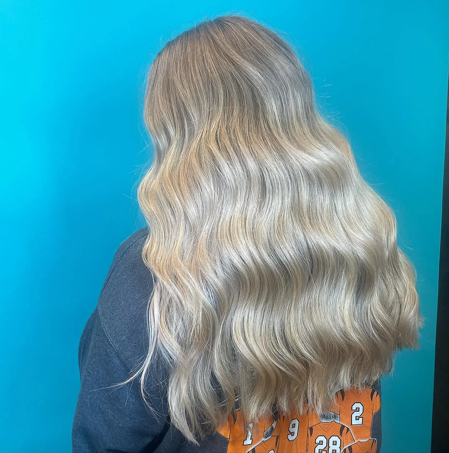 The weather might be sad and gloomy but this balayage is bright and shiny 😻
Swipe for before&hellip;.
#lexington #lexingtonky #sharethelex #lexingtonhairstylist #lexingtonhair #blonde #balayage #salon #wellahair