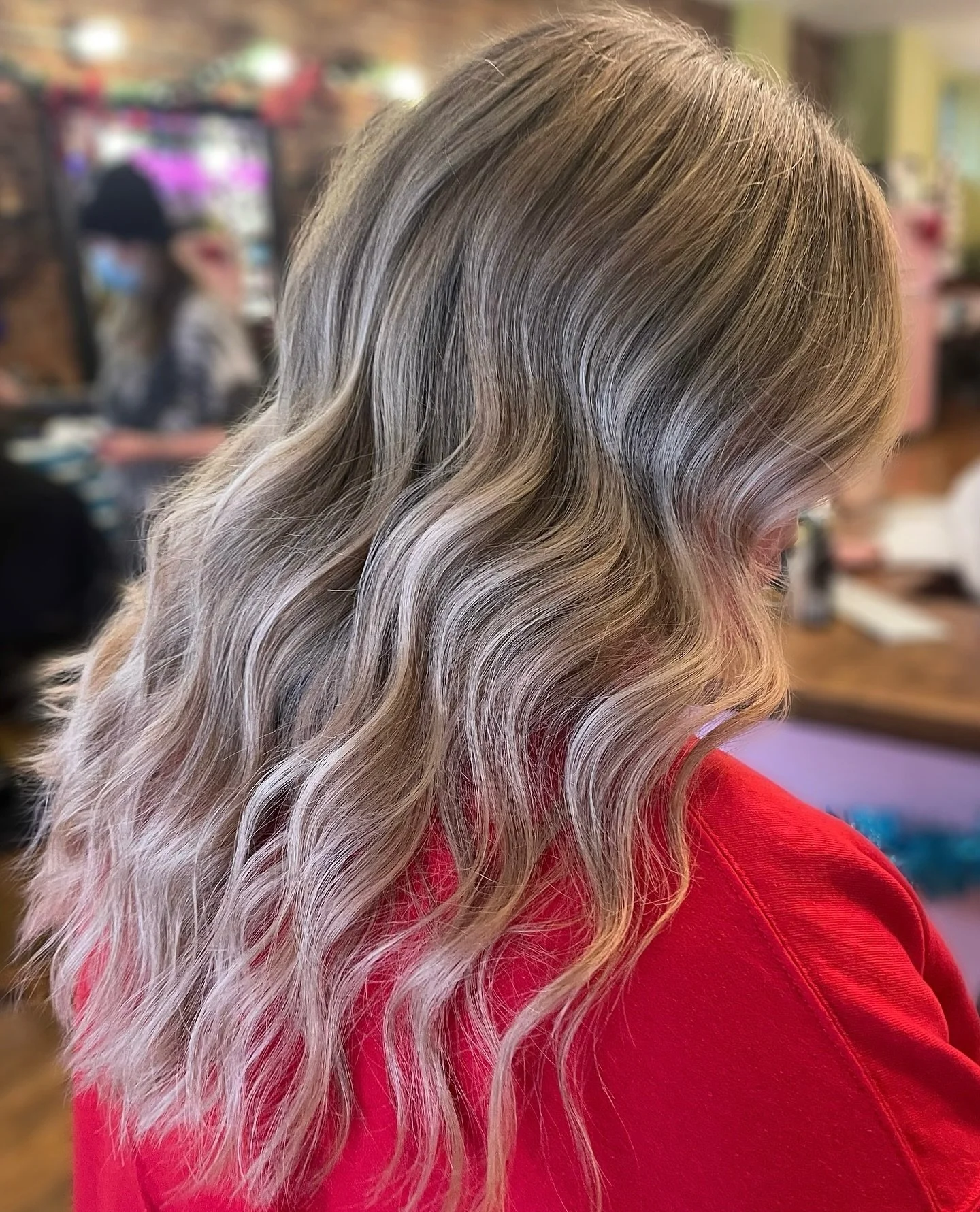 Soft and dimensional 

#lexingtonkentucky #sharethelex #wellahair #wella #blonde #lexingtonhairstylist #lexingtonblonde #blondingspecialist #lexingtonblondingspecialist