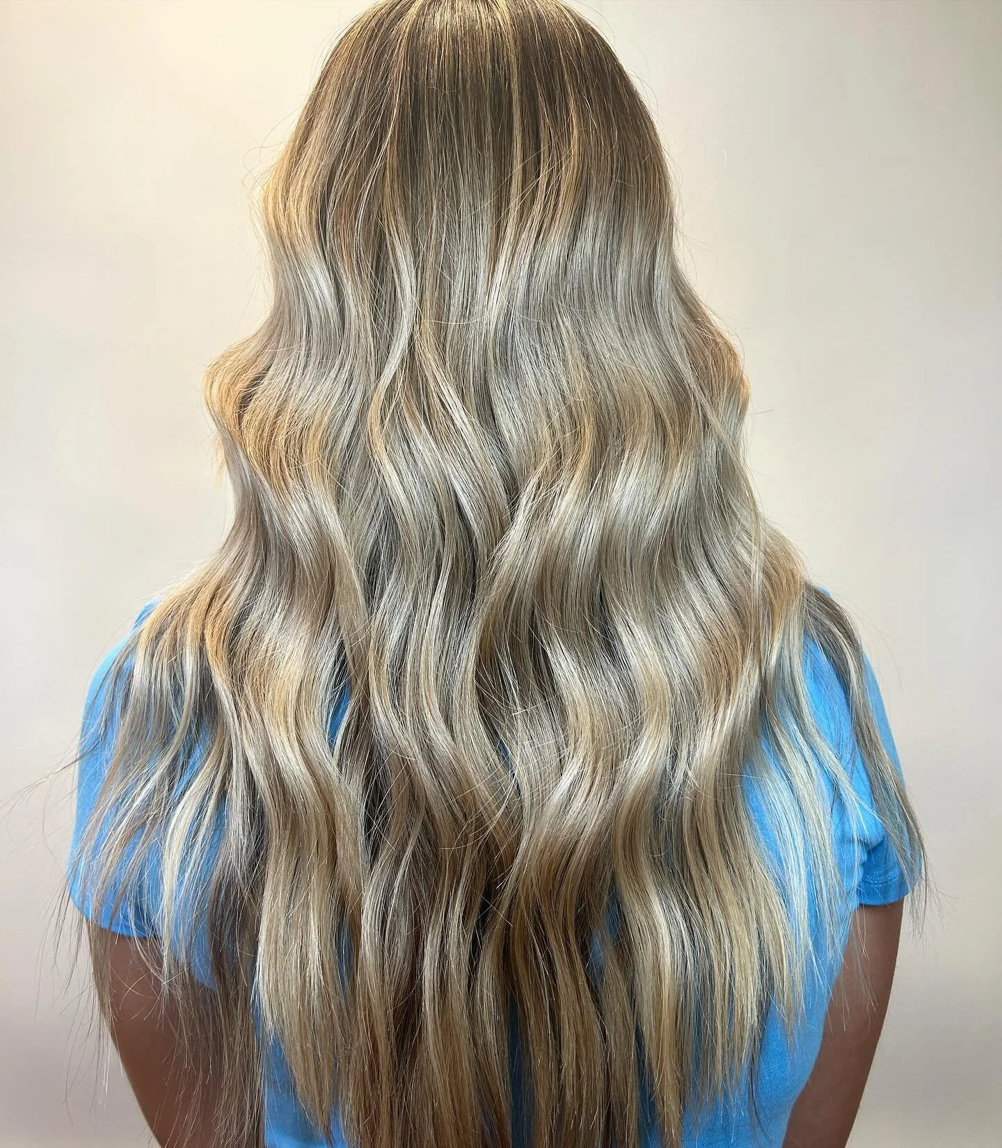 champagne blonde 🥂 I have a few spots left for the rest of the year, DM me to book your appointment! 

#salonchacha #blonde