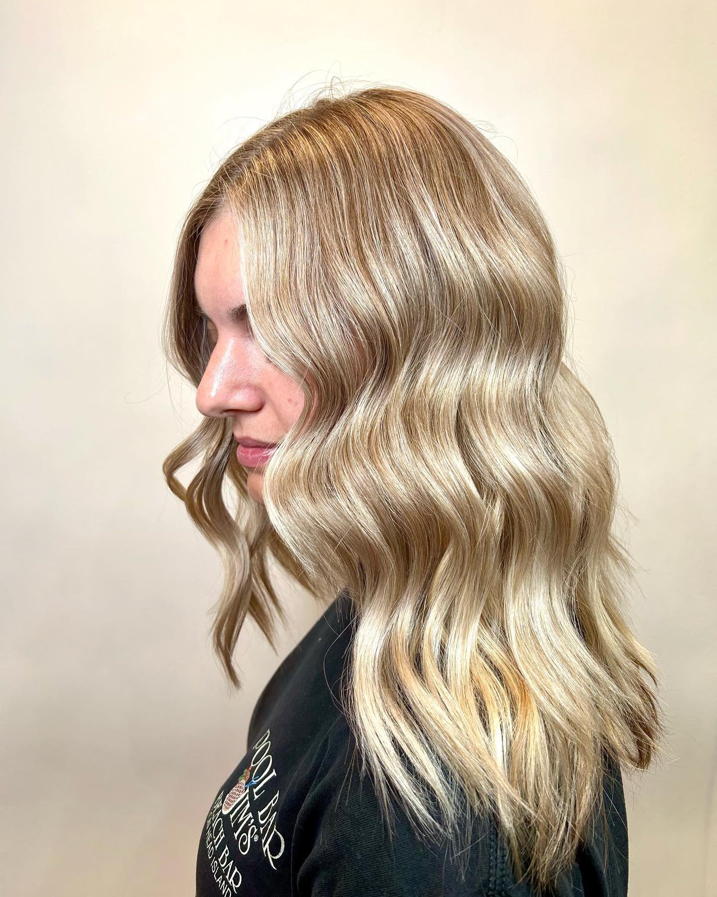 added some lowlights for lower maintenance and a better blend so Kara can go longer in between appointments! love this warm beige blonde tone for summer/fall 🌻

#salonchacha #blonde