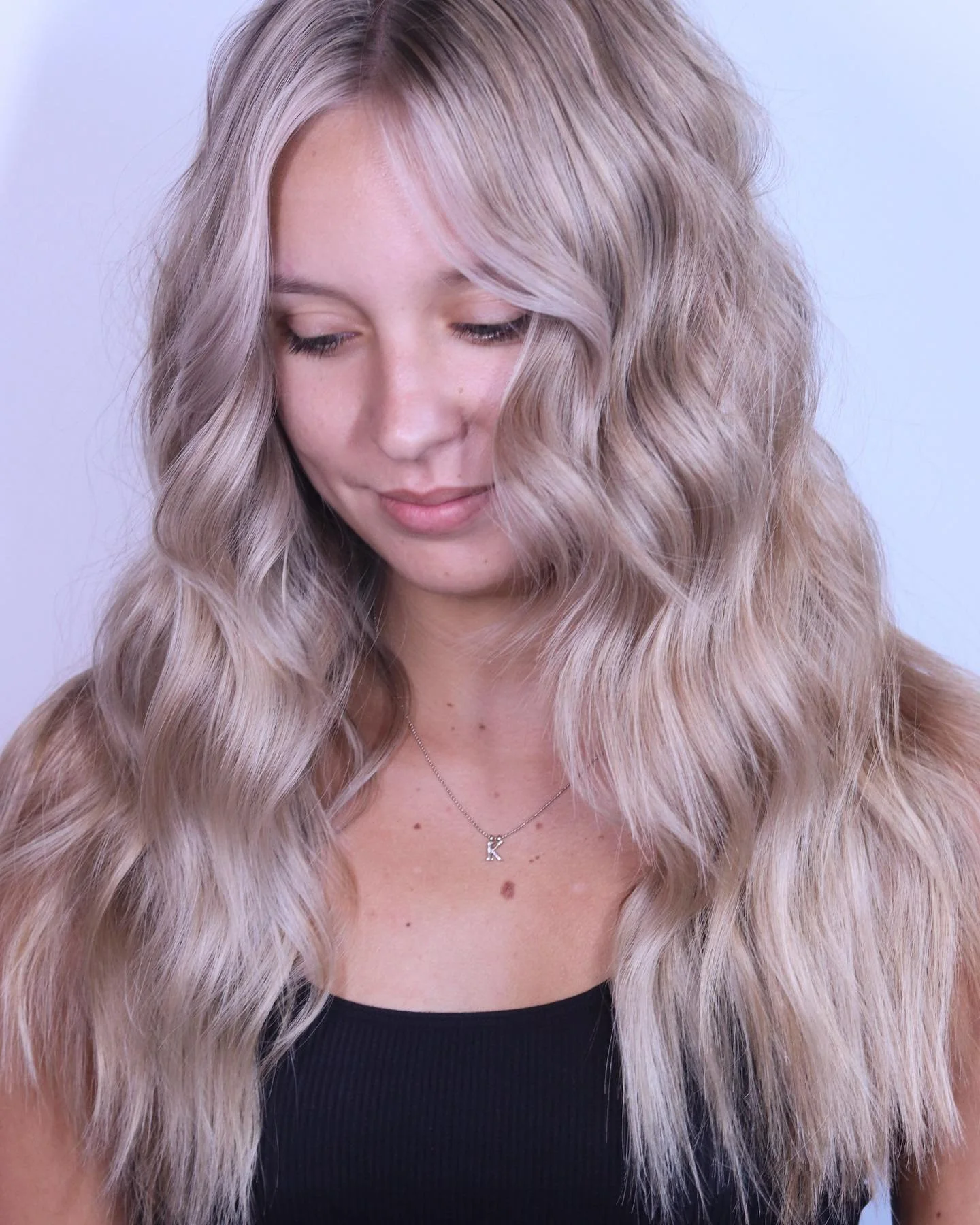 everyone look at how beautiful @_kinsey.clay_ is! we finally got her to a bright blonde after more than a few sessions on her natural brown hair, but our patience paid off in the end because her hair is blonde AND healthy. 

#salonchacha #blonde #lex