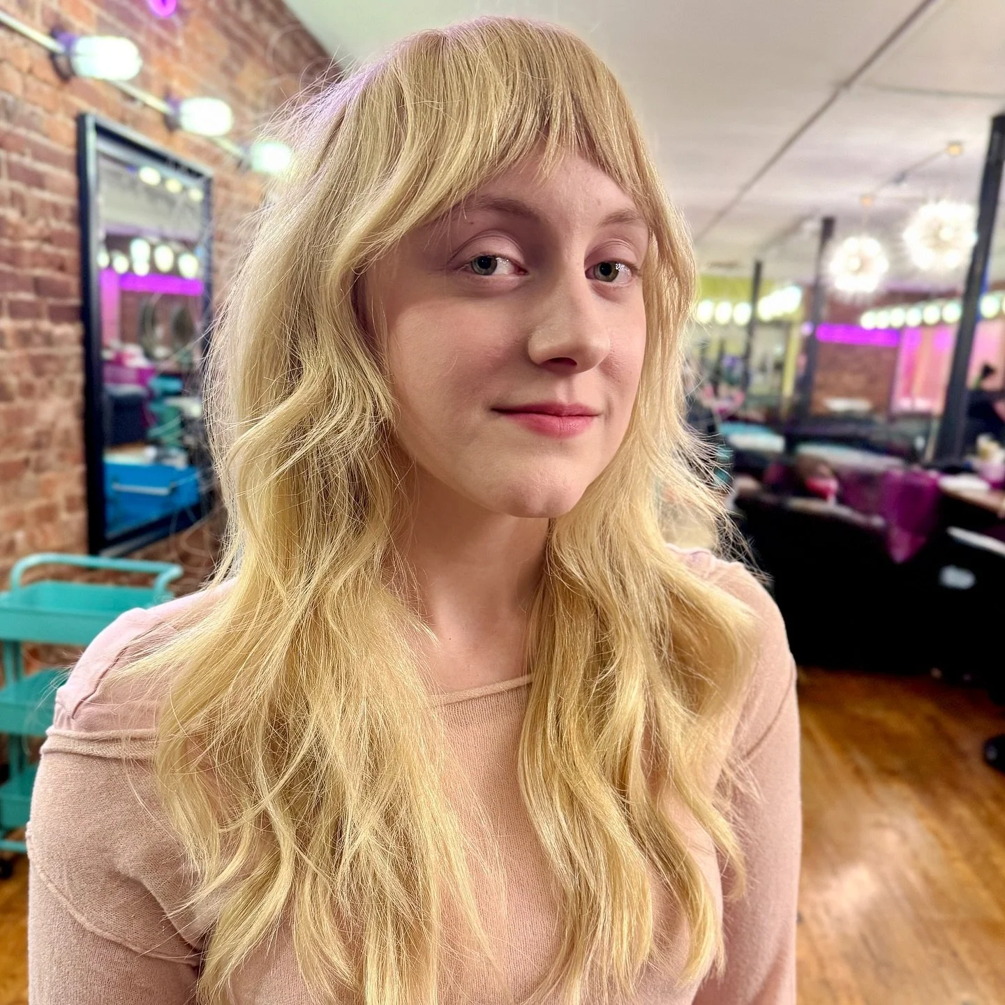 Sarah&rsquo;s blonde? Stunning. Sarah&rsquo;s new shape to her haircut? Stunning. Sarah? OBVIOUSLY F&rsquo;IN STUNNING 🤩 

Color used: @wellahair 
Cut with: @fancyscissors 
Styled with: @cultandking 

#blonde #blondehair #haircut #shaghaircut #70s #