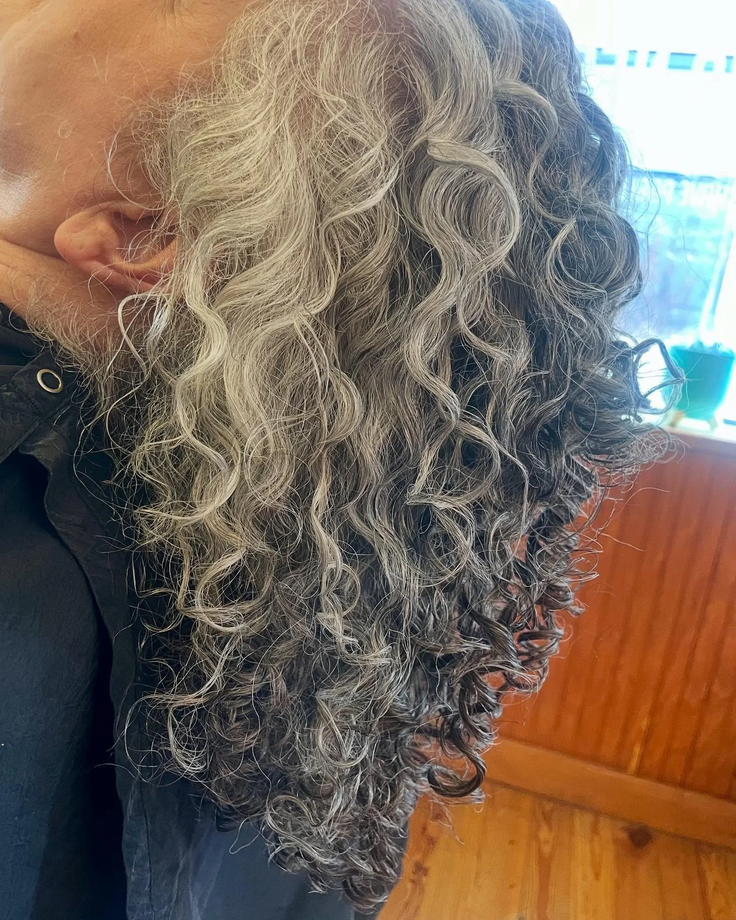 ✨ Y&rsquo;ALL ✨

Let&rsquo;s talk about how STUNNING her naturally salt and peppered curls are. 

A lot of times your natural gray&rsquo;s are more coarse and uncooperative. To assist with the frizz, we used &lsquo;Style&rsquo; by @cultandking ✨

Roc