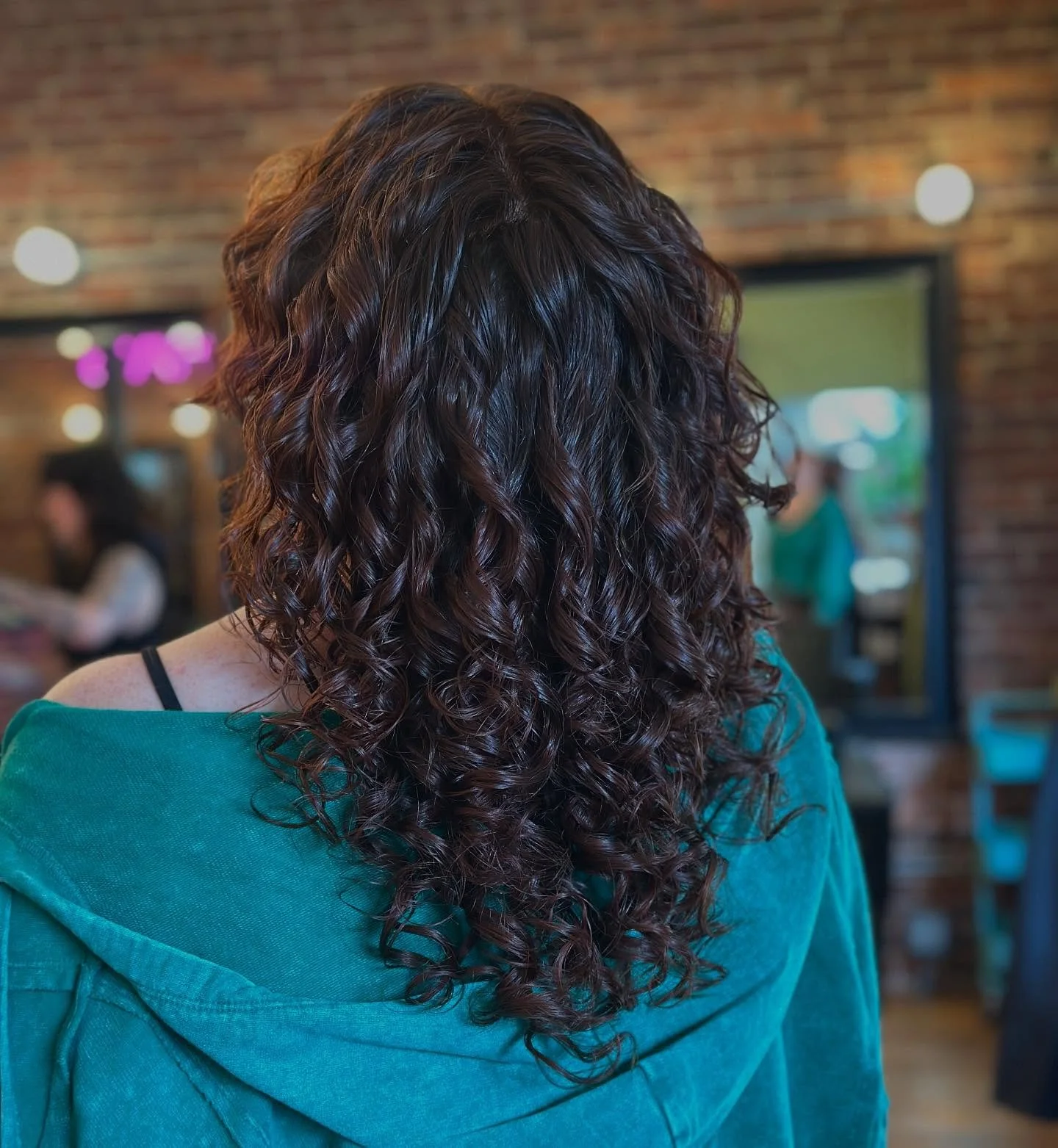 it&rsquo;s giving hydration it&rsquo;s giving definition it&rsquo;s giving CURLS FOR THE MF GIRLS‼️‼️‼️‼️
-
-
-
-
-
-
-
-
#altsylist #althair #lgbt #hairstylist #kyhair #lexkysalon #lexkyhair #kysalon #shag #mullet #blowout #sharethelex #universityof