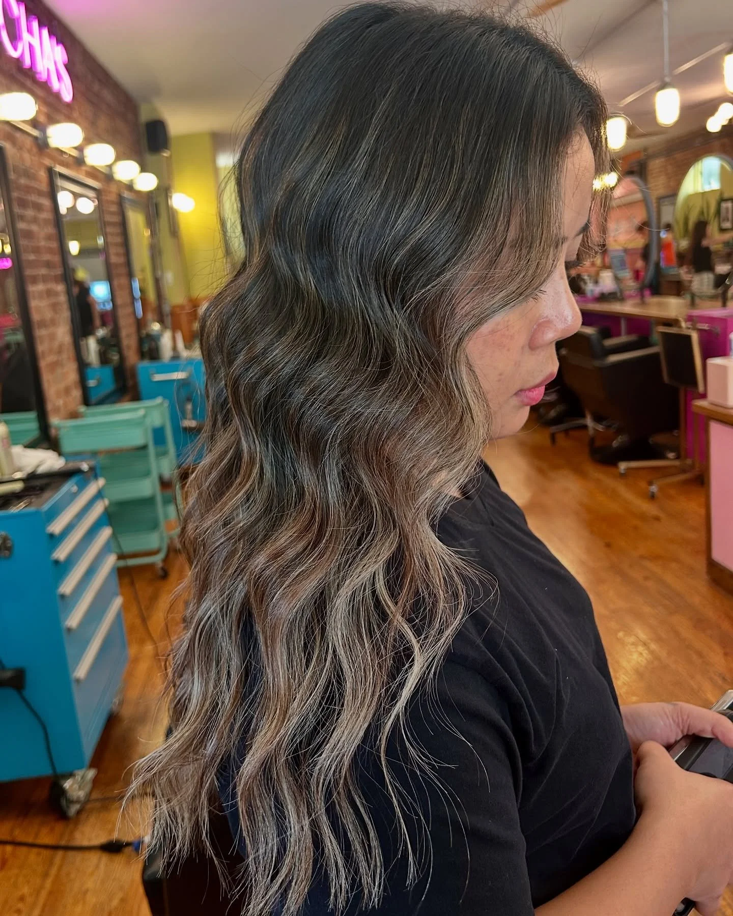Switching up the feed with something a lil different but fun fact, I actually love the challenge of lightening extremely dark hair 🖤 

#salonchacha #lexingtonkyhair 

Link in my bio to book your next appointment!