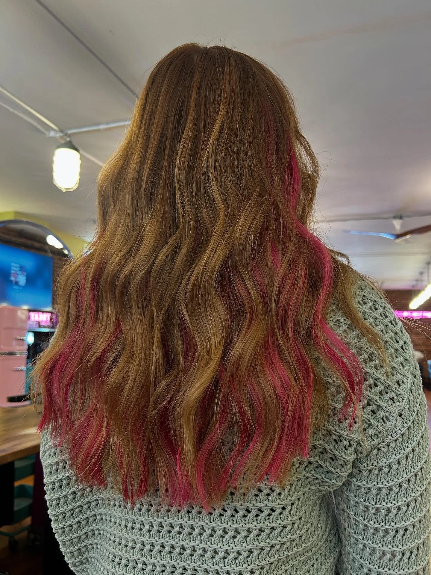 LETS TALK PARTIALS👀 -Want a pop of color without coloring your hair? Want just a little more density or volume ? Partials are the way to go!! 
&bull;
Partials are one row of extensions added into your hair that match your length! They&rsquo;re a gre