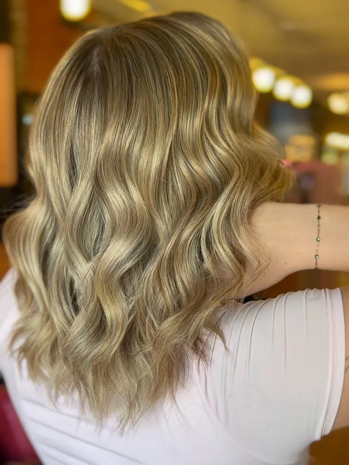 Still blondin 👩🏻&zwj;🔬 
Need a color refresh? My booking link is always in my instagram bio! Or if you just need a good cut refresh, or a little treatment to bring that hair back to life! 

#hair #lexingtonkentucky #bidday #universityofkentucky #b
