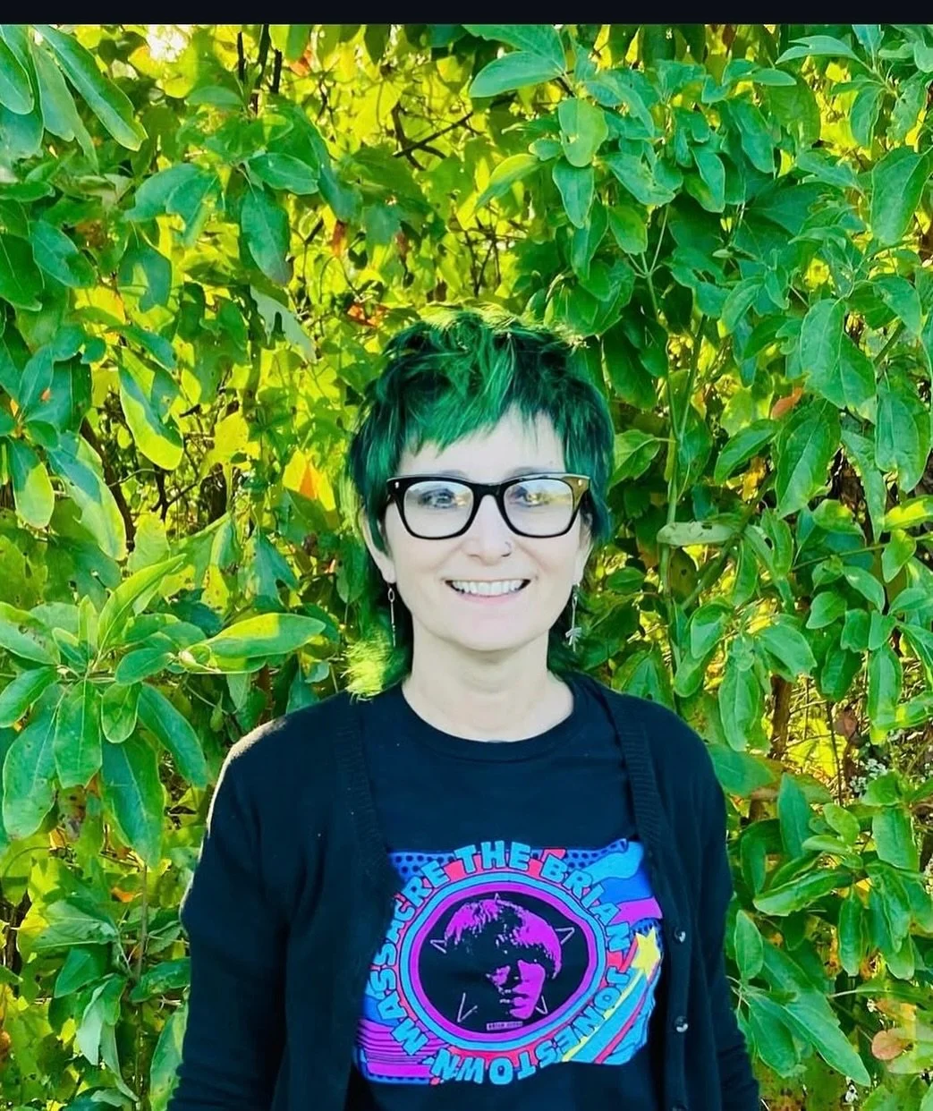 Picture was too good not to steal from @robin.new 💚 
Cut with @jataifeather and colored with @pulpriothair ✨ 

#mullet #greenhair #althair #althairstylist