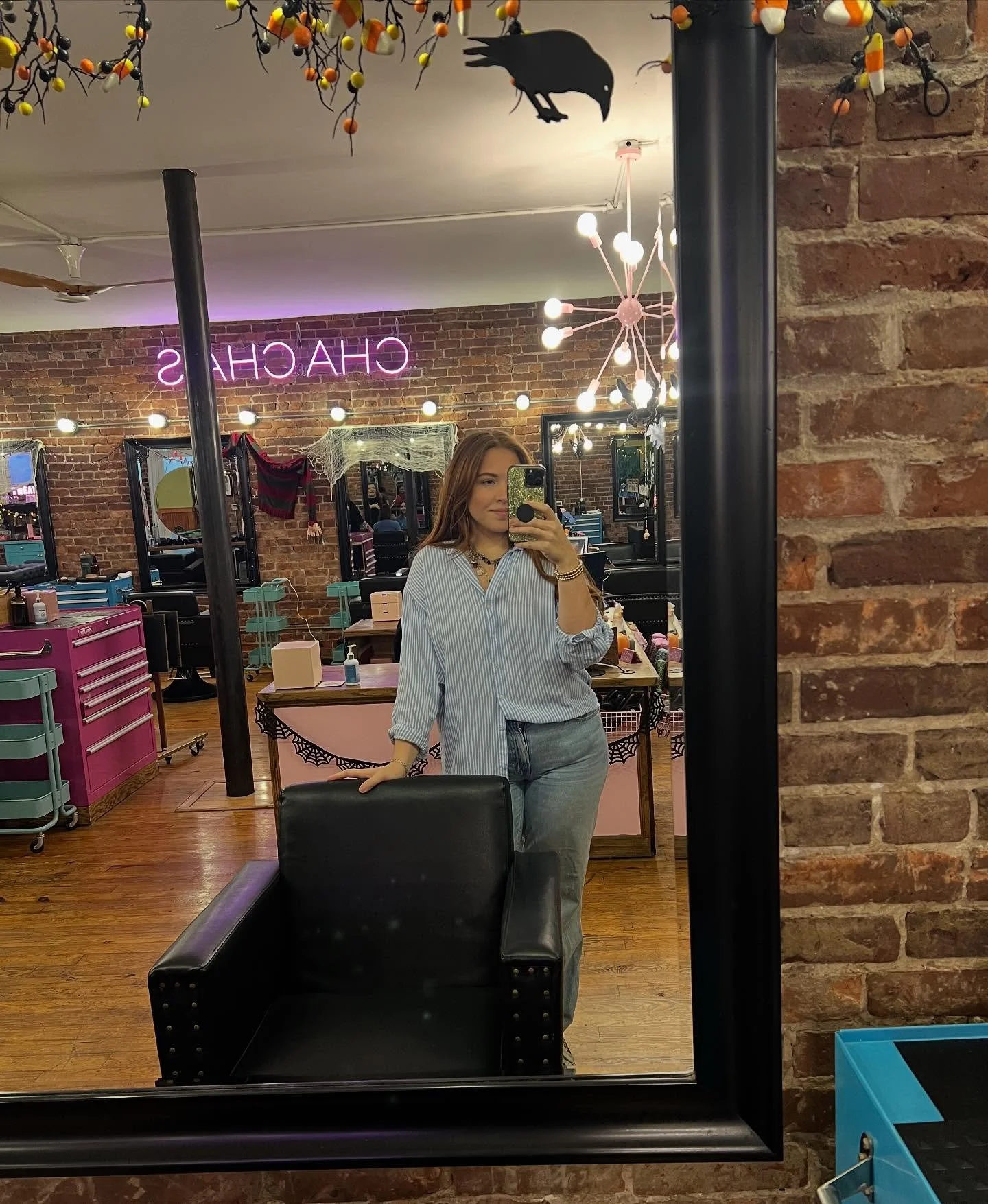 Hey! I have some openings this week for some root colors and a highlight! You can go to the Cha Chas website or call the desk and they can get you all set up!!

#lexingtonkentucky #hairstylist #color #salon