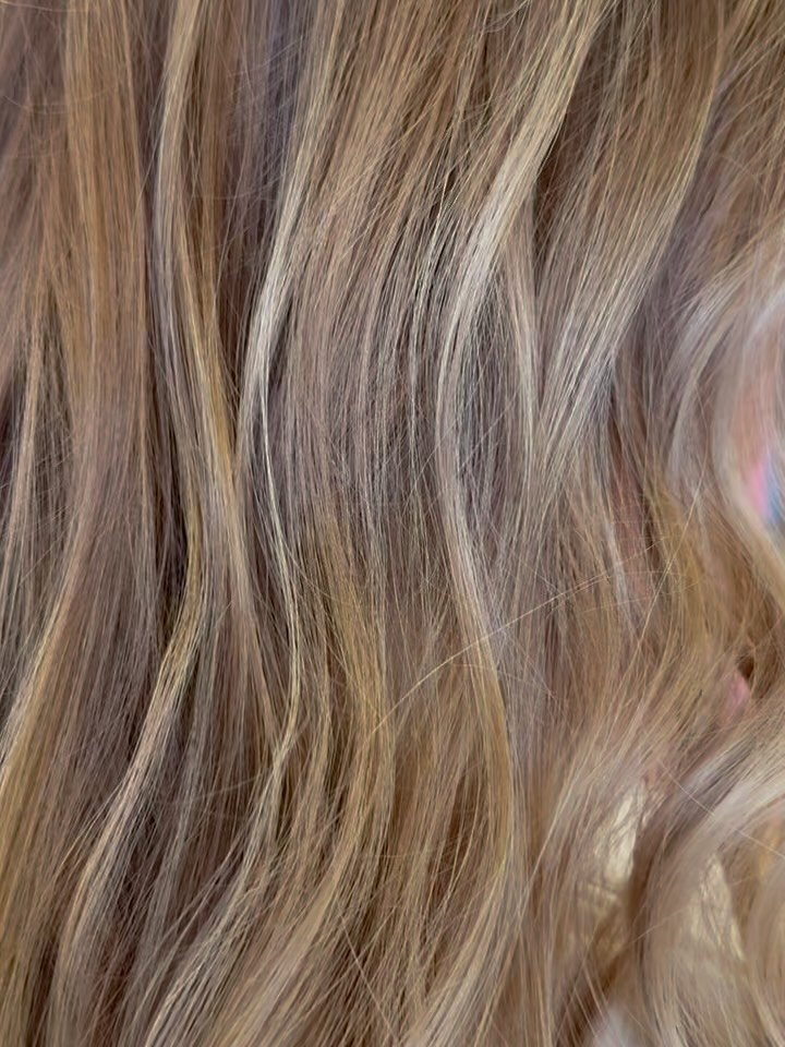 swipe to see one of my favorite transformations ✨ this client came in for a consult and felt wayyyy too blonde, so we came up with a plan to do a little reverse balayage! we added back in some more depth and dimension, did a nice fresh gloss to warm 