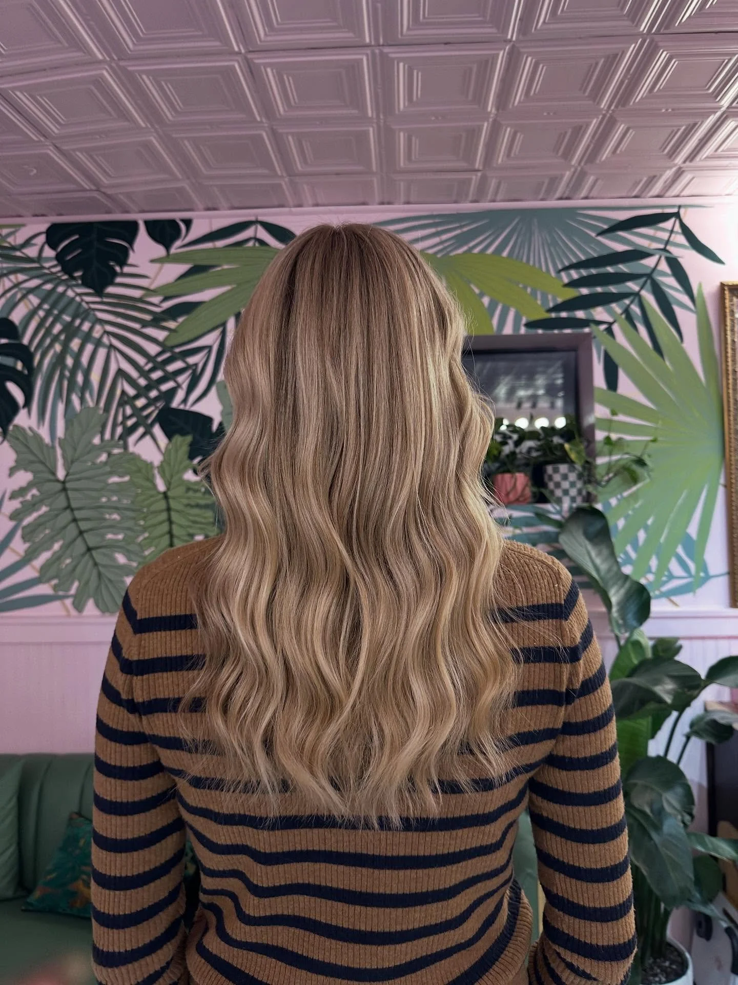 Obsessing over this cuties blonde 🤍 

#blonde #dimensionalhaircolor #longhair #ky #lexington #lexingtonkyhair #chachas #highlights