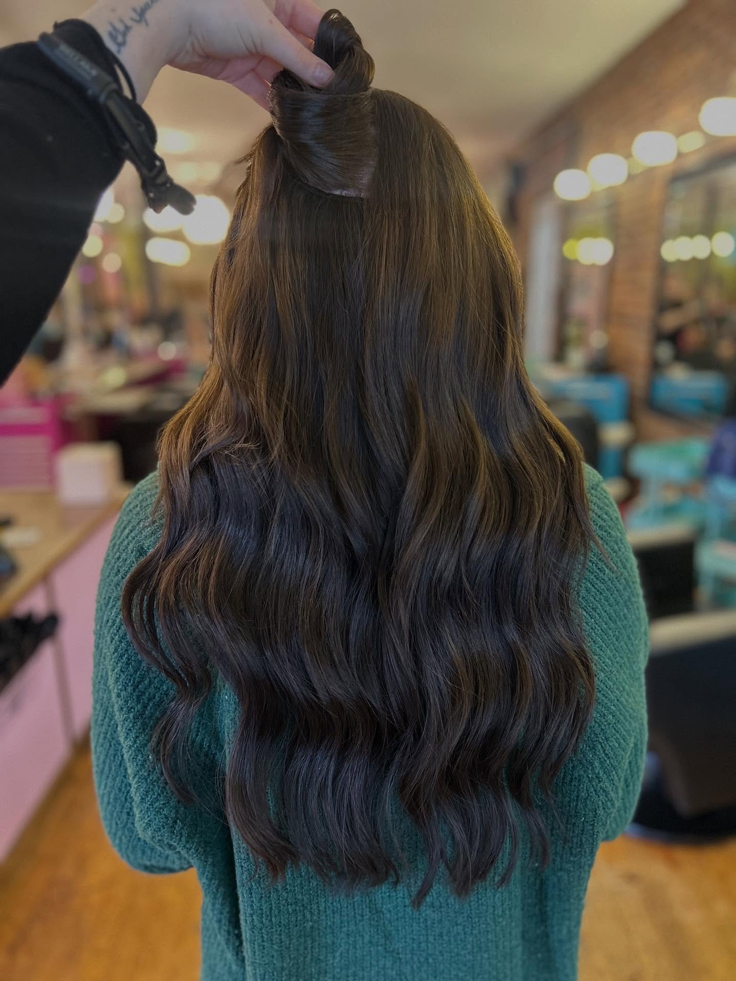 Go ahead and save this for your extensions inspo👀
Let&rsquo;s get you in on this deal and get you your dream hair🤩 Message me for info!