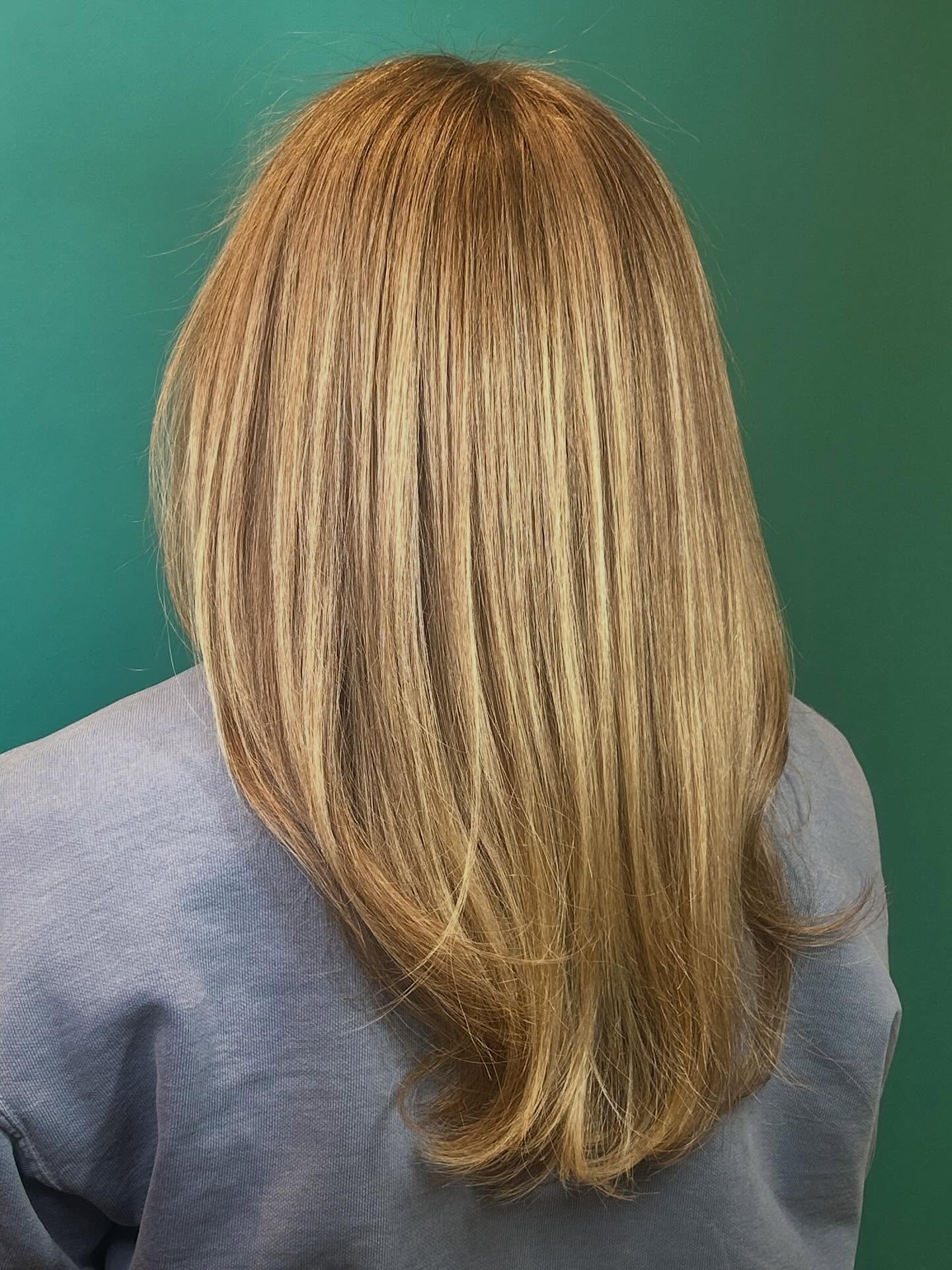 Ho ho ho, who wouldn&rsquo;t go blonde??😘🫵🏻 BOOK THE HOLIDAY APPOINTMENT! Link in bio🪩🪩