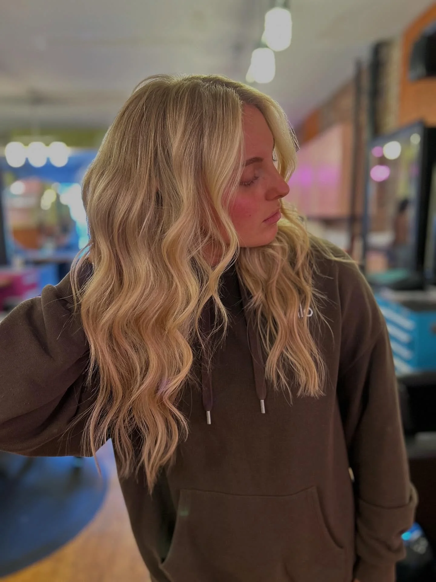 Can we take a second for the hair👀
I fell in love doing this install🫶🏻 only a couple weeks left to get in on the special we&rsquo;re running! Message the shop to book your consult💗
#chachaslex #extensions