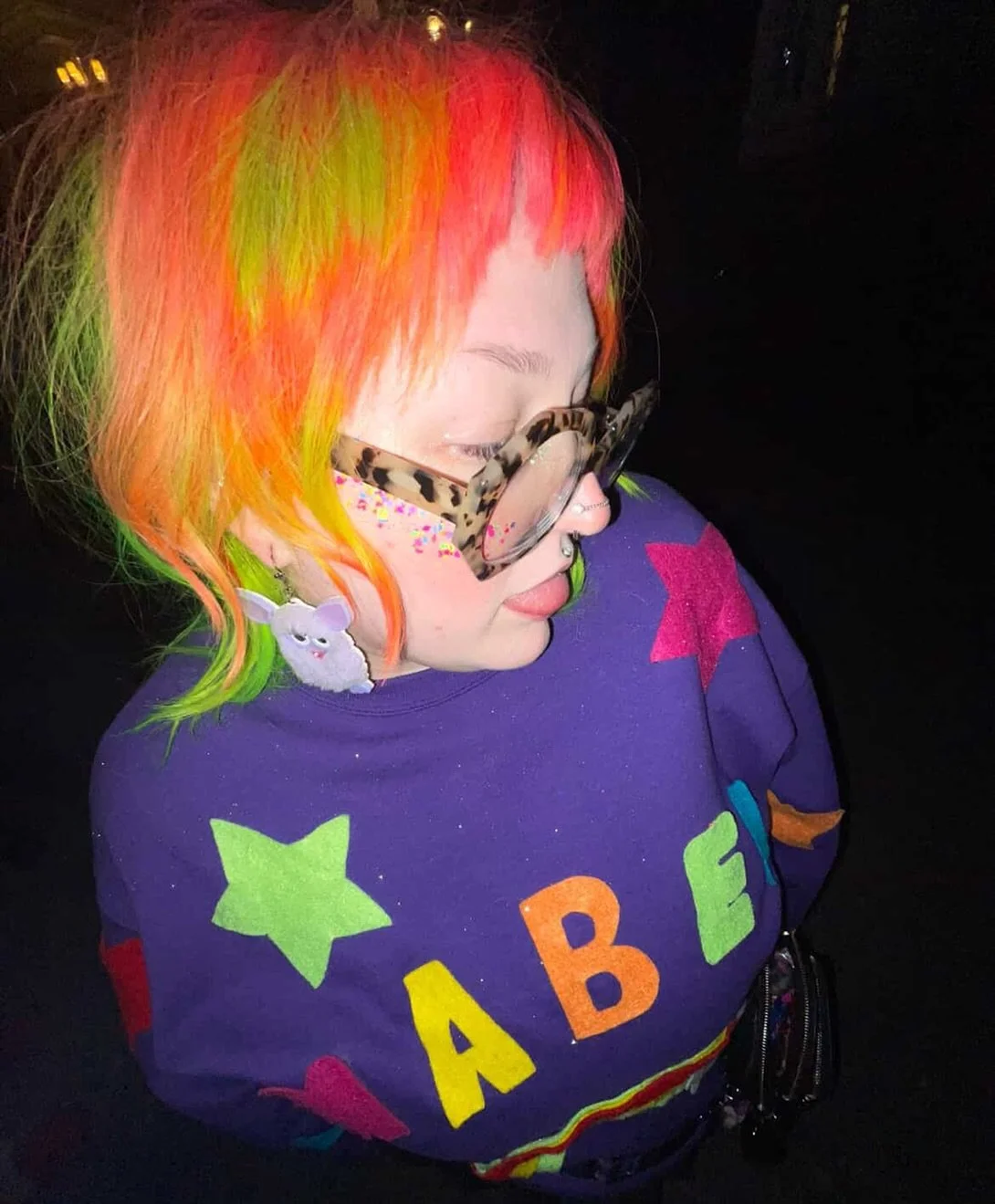 Client picture from @thenothingness of my most favorite hair we&rsquo;ve ever done. Thanks cutie!! 🥰
Colored with @pulpriothair + @pravana Cut with @jataifeather + Styled with @cultandking ✨ 

#razorhaircut #jatai #colorblocking #raccoontail #althai