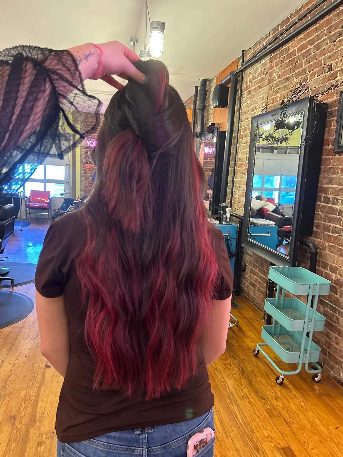 Pop of pink💗
#chachas #lexington #pink #hairstylist