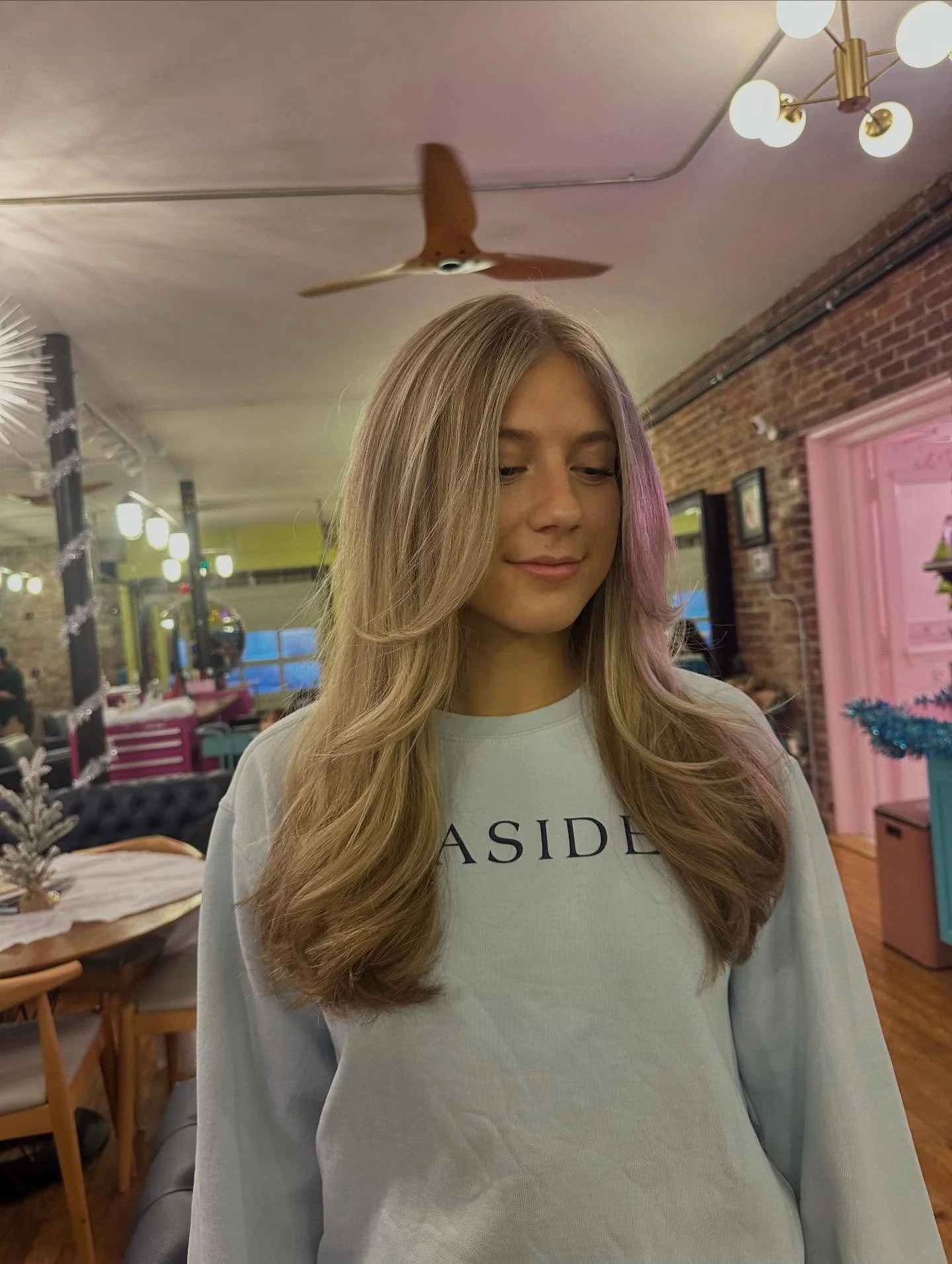 Let&rsquo;s talk lighting, babes 🤍
You crave that bright, dimensional blonde but also that soft, low-maintenance grow-out that shifts a little deeper depending on the light? Say no more &mdash; this blonde does it all 🫶🏻 &gt;swipe for different li
