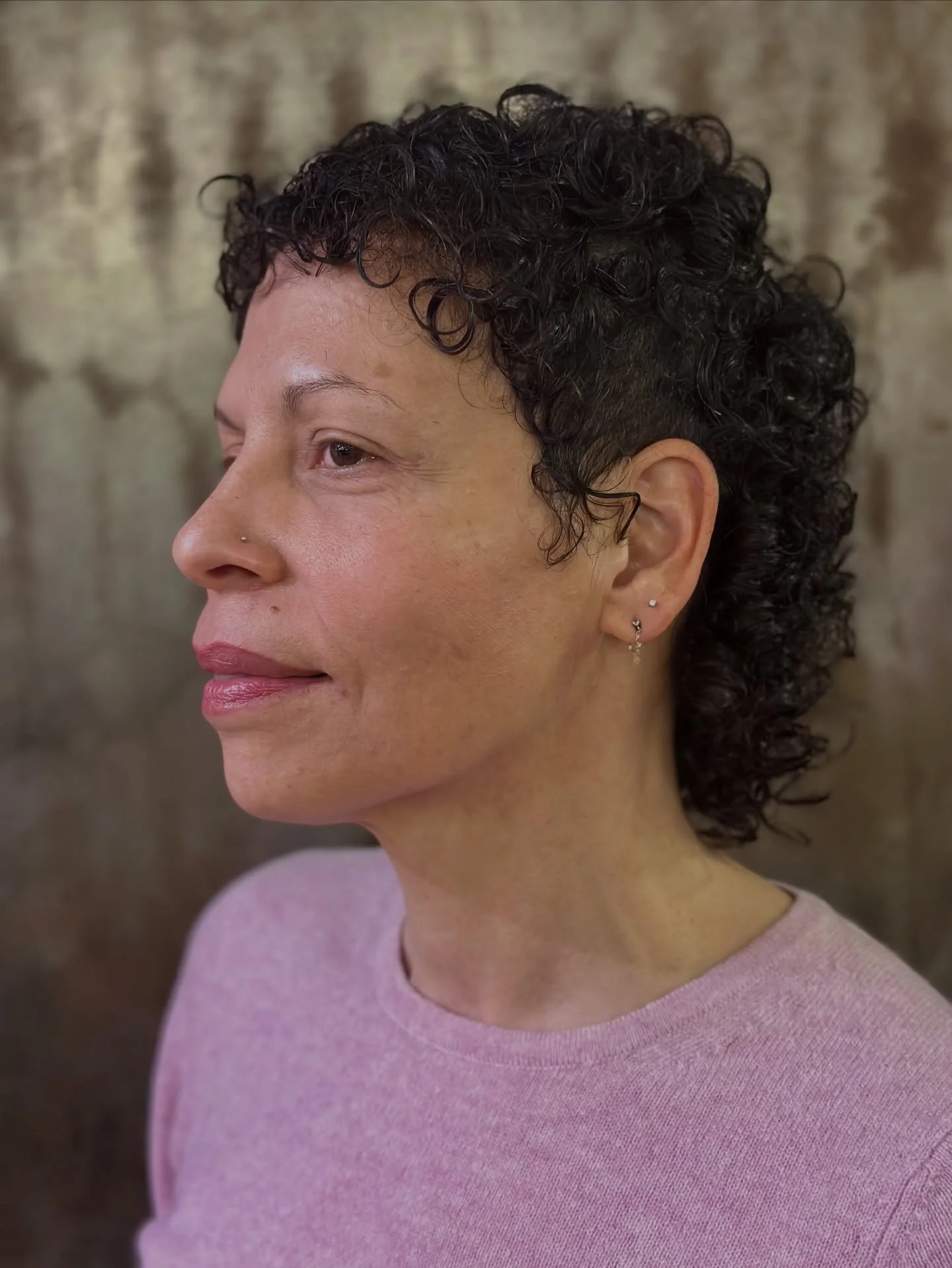 The cutest lil curly mullet. 🤍 Working with different textures is one of my favorite things. Thank you for the trust. ✨ 

Cut with @jataifeather + Cleansed and Styled with @cultandking 

#mullet #curlymullet #althair