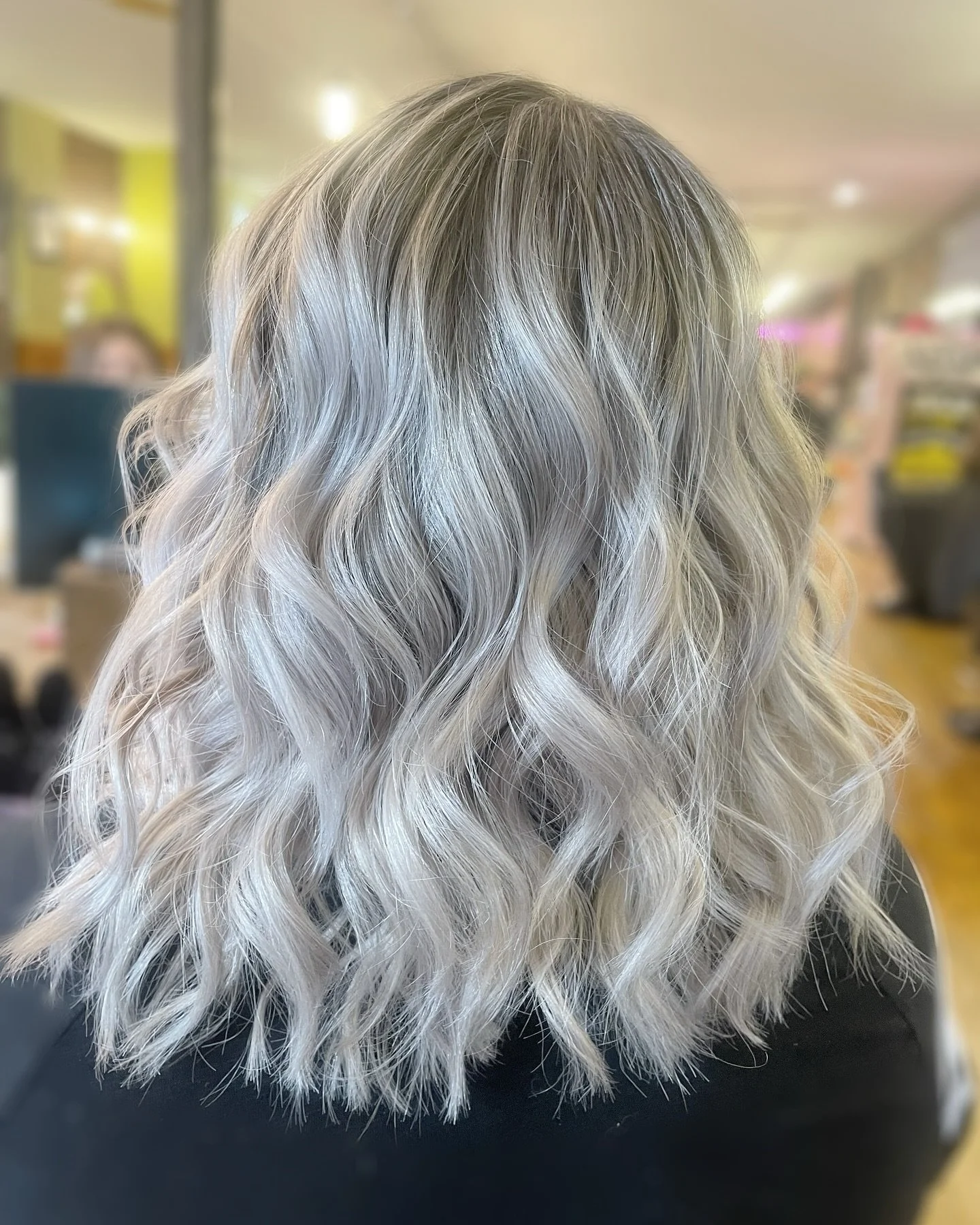 Starting out the new year BRIGHT 😎😎😎

#sharethelex #lexingtonstylist #lexingtonky #lexingtonkentucky #lexingtonkentuckyphotographer #lexingtonkentuckyhairdresser #lexingtonkentuckyhairstylist #lexingtonblonde #blonde #highlight