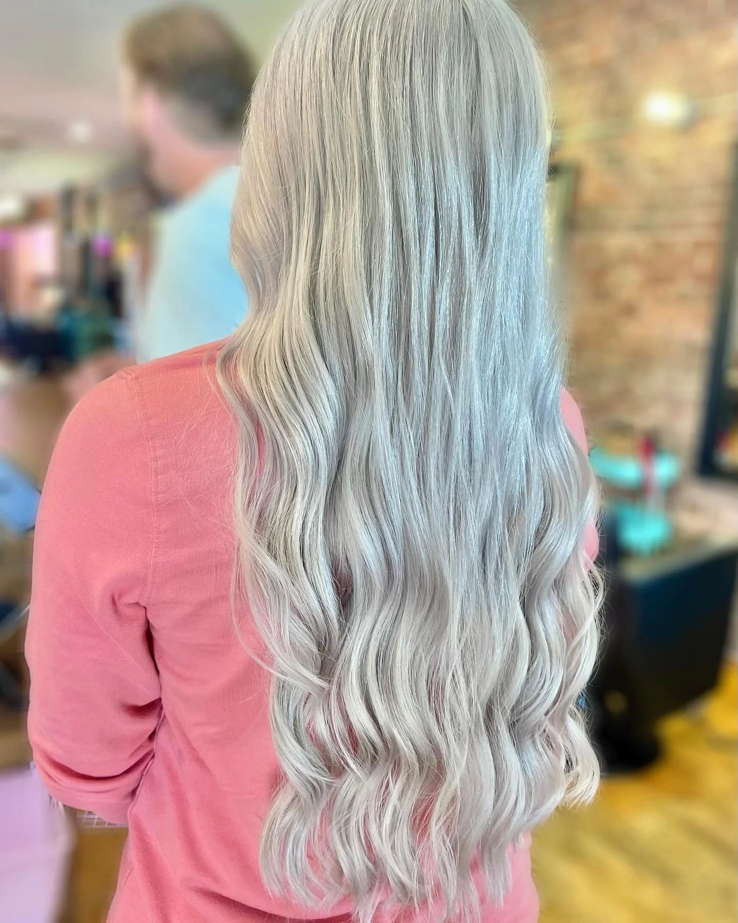 Proof that it&rsquo;s possible to have healthy, long and blonde hair WITH the proper maintenance and hair care at home 🩵 The second picture is from the clients first appointment back in 2022. 
Online booking available! Click the link in my bio and b