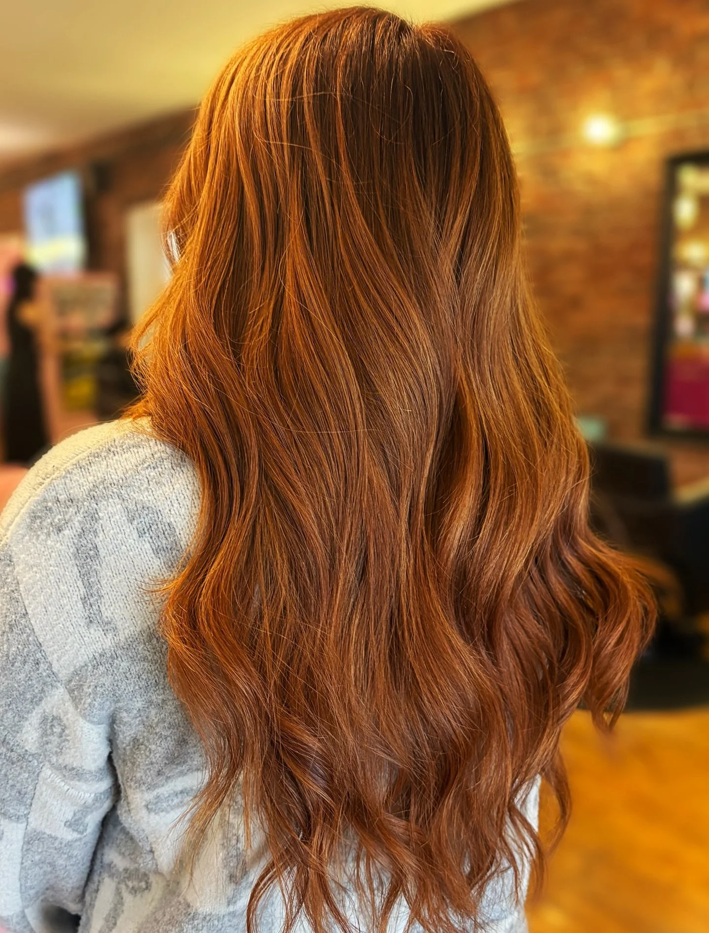 This is a post to add a little ✨ flavor ✨ to my page, and proof that I do more than only blondes. 
A little root color and balayage action for you weekend 🫶🏻