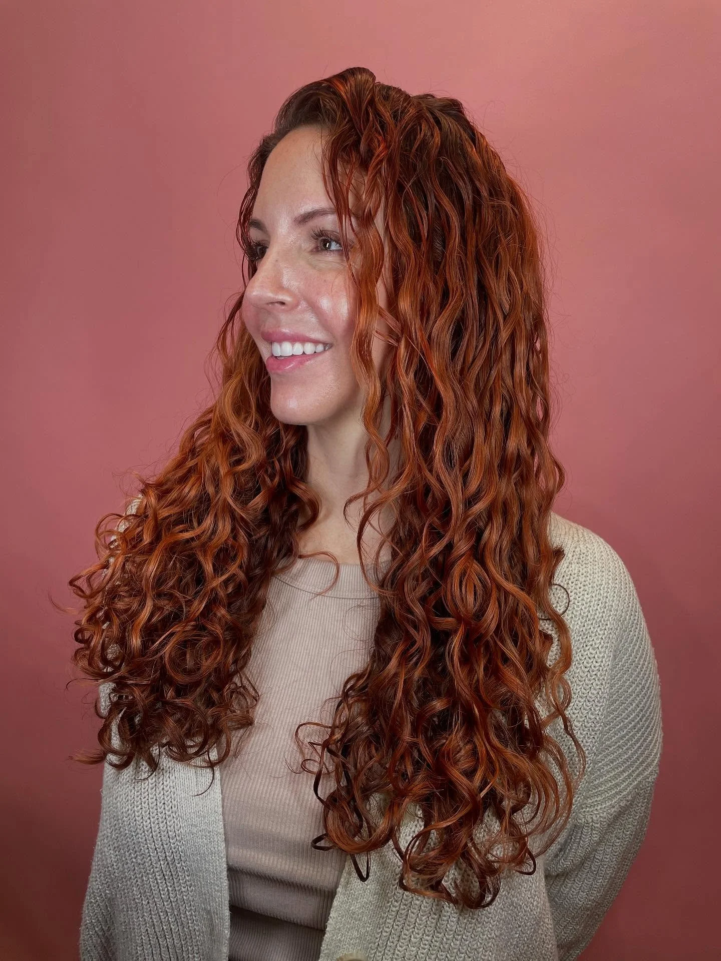 Y&rsquo;all it&rsquo;s getting humid in KY 🥵

There&rsquo;s only a few things to do when the air gets thick : Lean into the frizz and play with upstyling to help ya get thru! 

Find a body of water and stay hydrated y&rsquo;all 

☀️🌊☀️