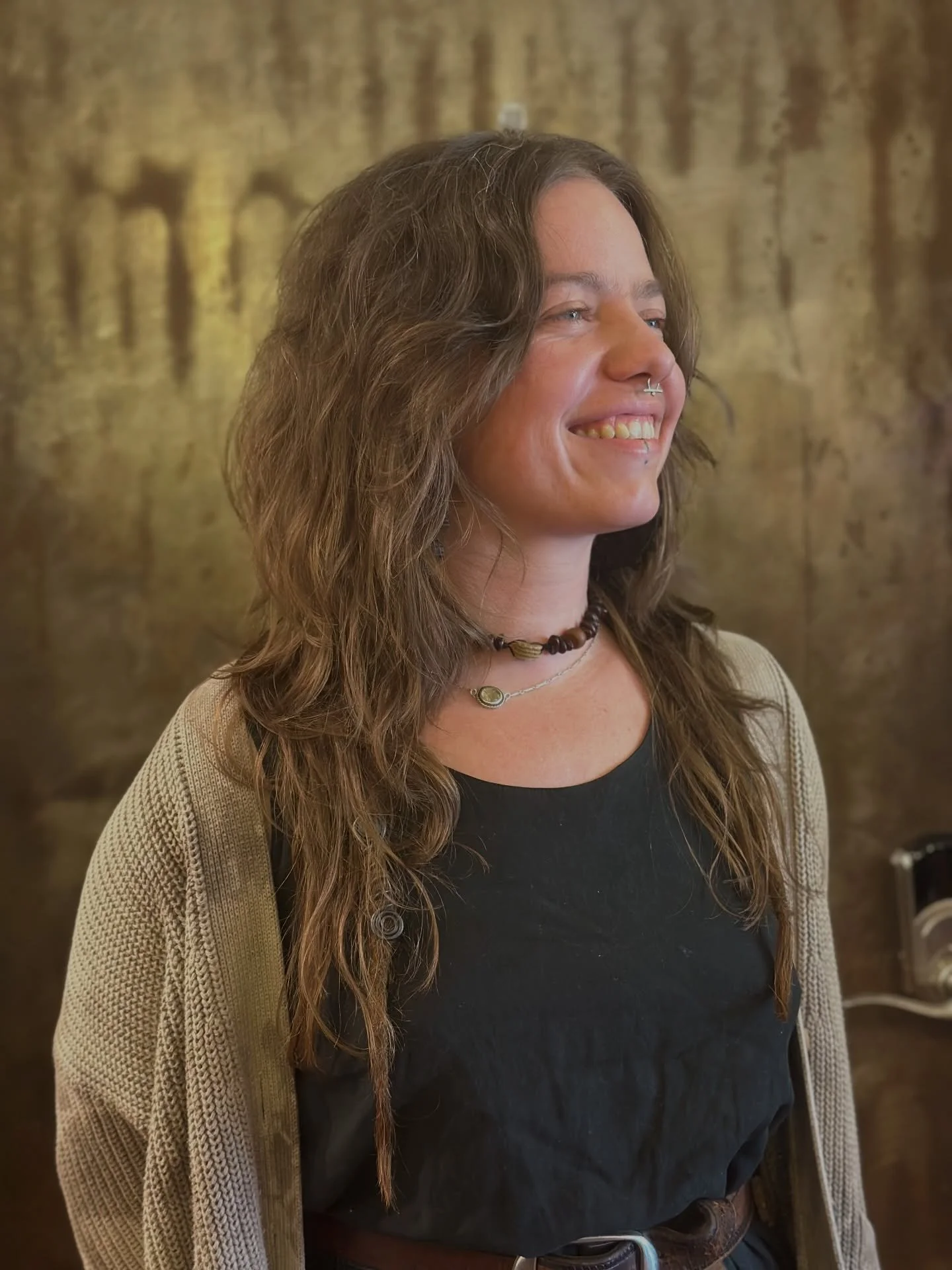 Shaggy wolf cut perfectly tailored to my clients hair texture and lifestyle. Razor Cut with @jataifeather and Diffused using @cultandking for the easiest wash + go &ldquo;styling.&rdquo; 🖤 

#razorhaircut #shag #wolfcut #althair