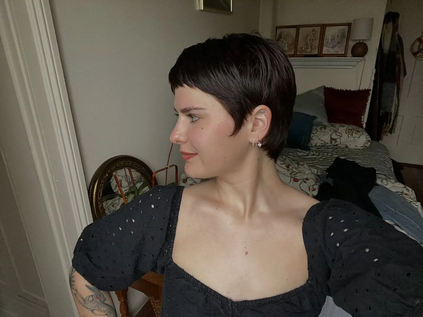 Client selfies of the most PRECIOUS lil pixie on @velvet.ladybug 🖤 
Cut with @jataifeather 🖤

#pixie #razorhaircut #pixiehaircut