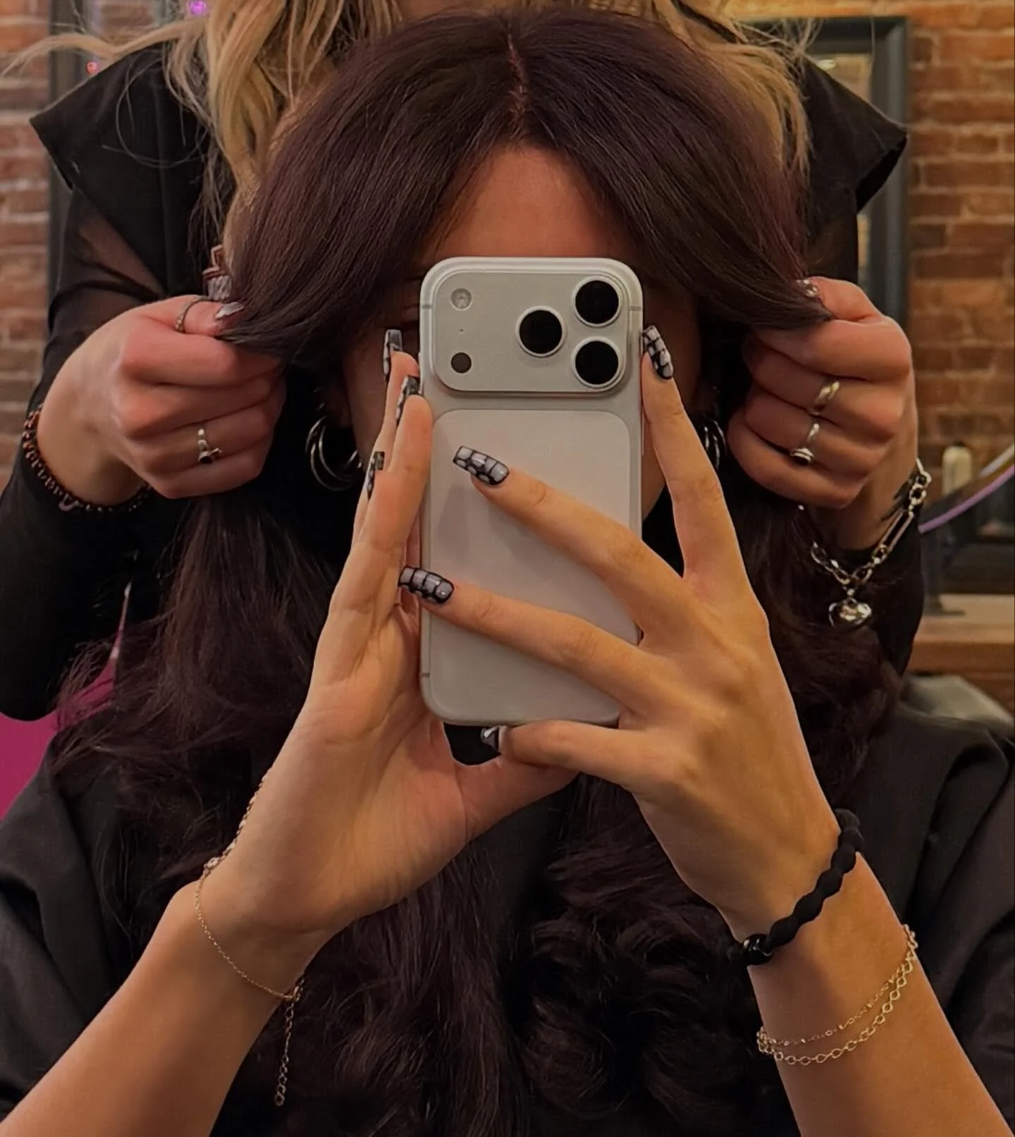 got a new phone and idk how to act&hellip; i actually have no words for this haircut or color. wine fall is in full effect 
-
-
-
-
-
-
-
-
-
-
#fallhair #winehair #layercut #longlayers #altstylist #feathercut #kyhair #sharethelex #lexkyhair #lexkyst