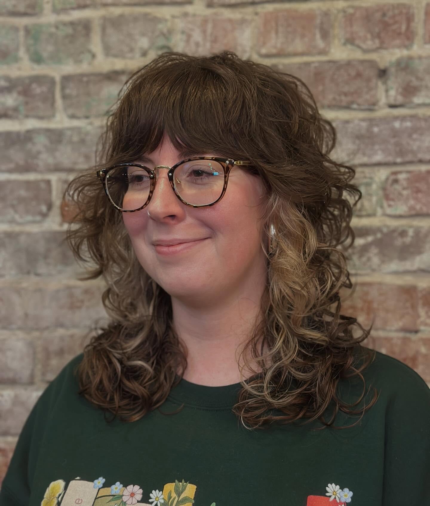 CUTIEEEEEE lil color block with a lil shag&hellip; swipe for the before🤭🤭 
- appointments are filling up quick before the holidays, get scheduled!!! 
-
-
-
-
-
-
-
-
#shag #althair #althairstylist #universityofkentucky #emohair #mullet #kyhair #kyh