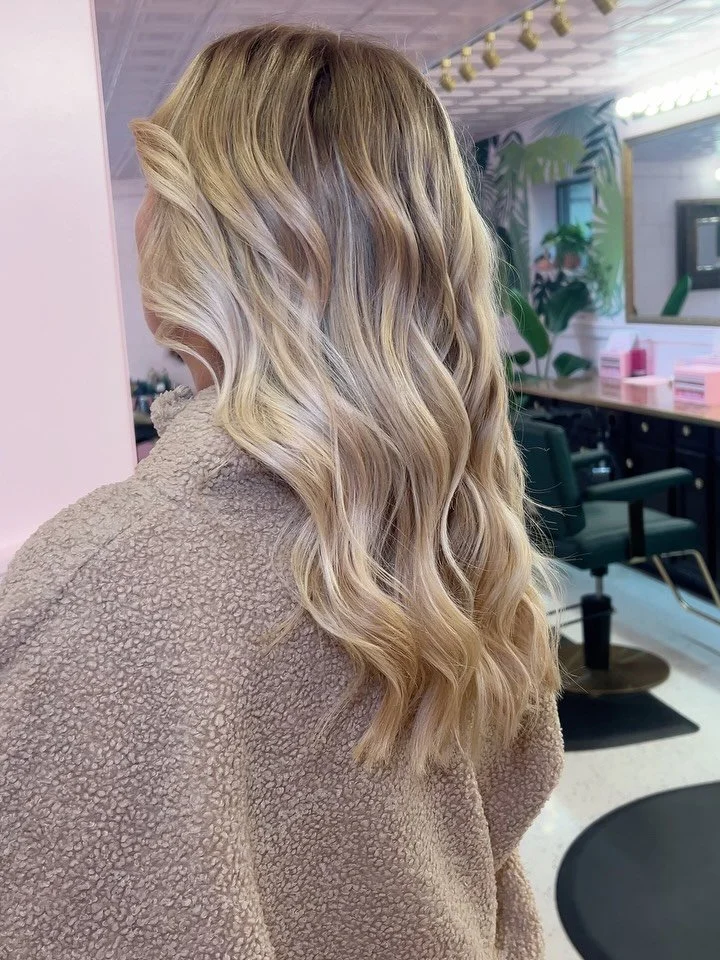 Lived in blond baddie 

I have availability this coming week better snatch a spot soon!! Come get that blonde done!!!!

#lexingtonky #lexingtonkysalon #lexingtonkyhairstylist #hairstylist #blonde
