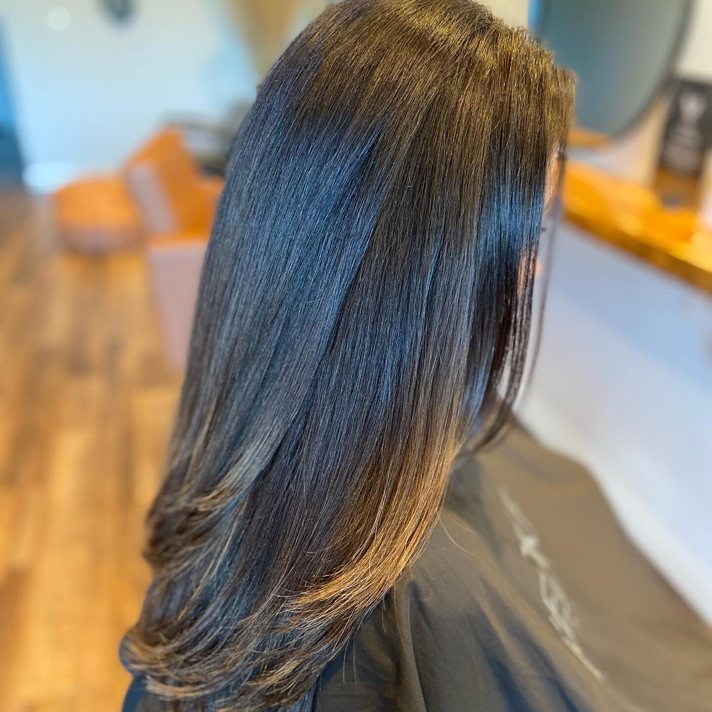 CHOPPED!
Only took about 1.5yrs to get a real haircut again, the thickest head of hair ever! Always a pleasure to spend the time and catch up 🤍
&bull;
&bull;
&bull;
&bull;
&bull;
#thickhair #brunette #hairstyles #haircuts #salon #products #styles #w