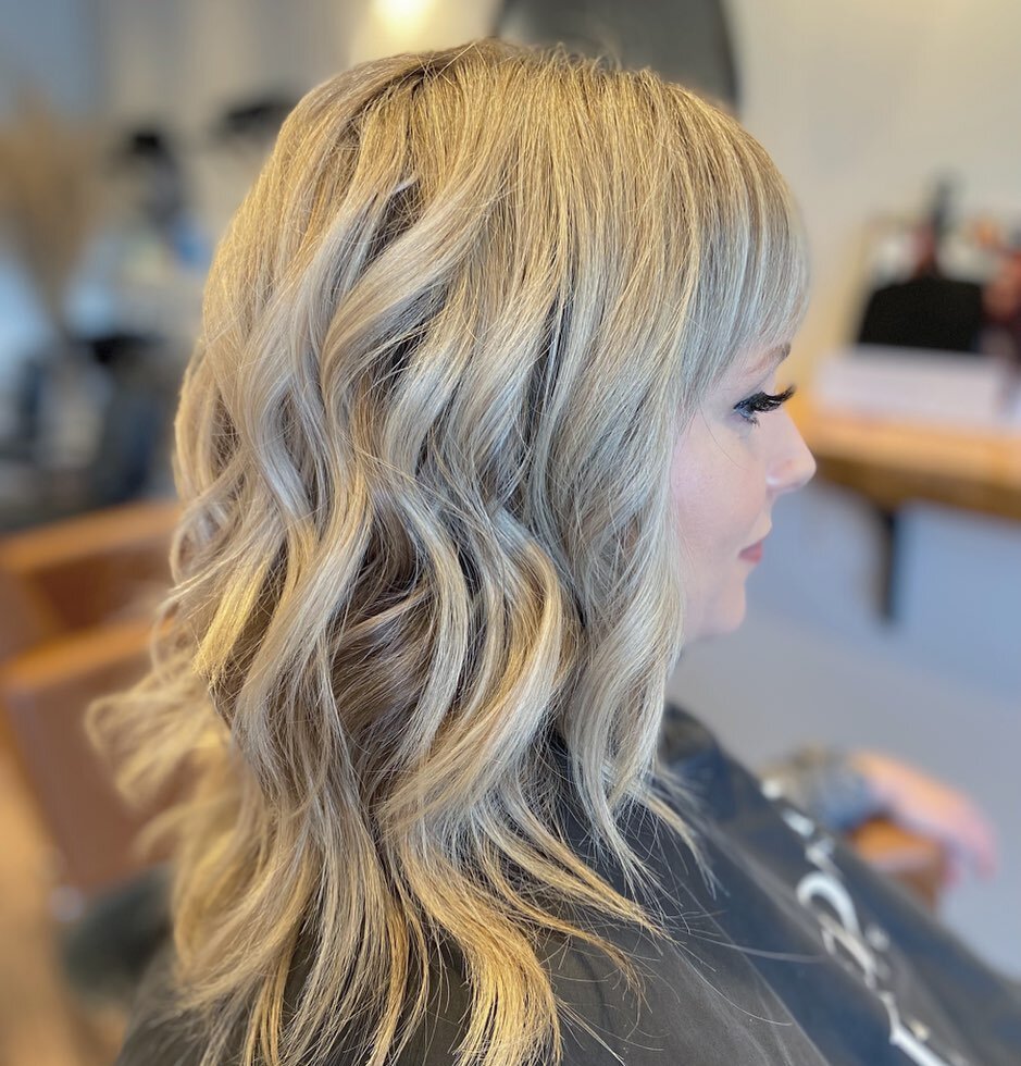 Milk Tea 🧋 
~ Hollie
&bull;
&bull;
&bull;
&bull;
&bull;
#blondes #waves #shades #shine #colour #depth #highlights #hair #bangs #style #stylists #salon #smallbusiness #localbusiness #redkenshadeseq #bumbleandbumble