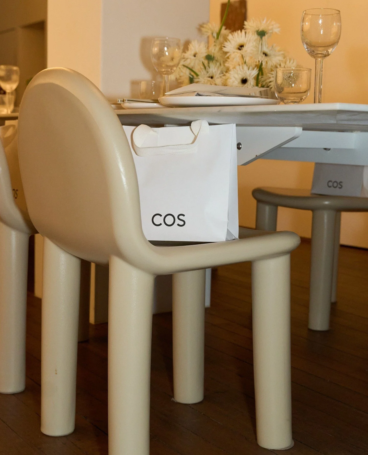 COS ⁠
⁠
Client @cosstores_au | @twobirdstalking⁠
⁠
An intimate AW25-inspired dinner for tastemakers ahead of Sydney Fashion Week. A very special evening at @the_____second for @cosstores_au and @twobirdstalking. The incredibly talented @mira_curated 