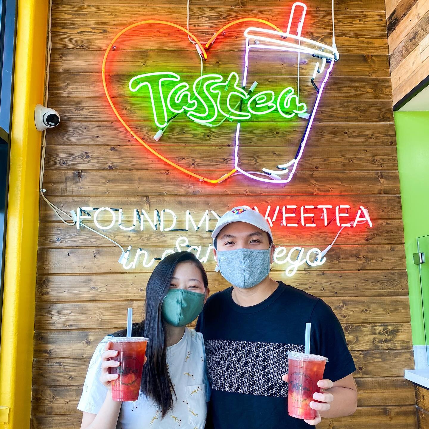 📍Tastea &bull; San Diego, CA

Peach Me Sweetea &bull; Karate Chicken

@drinktastea @tastea_miramesa is open in San Diego now!!! We know our SD friends have been supes excited (ahem @shef.chelle) so we had to go the first day 😅 Also got to meet up w